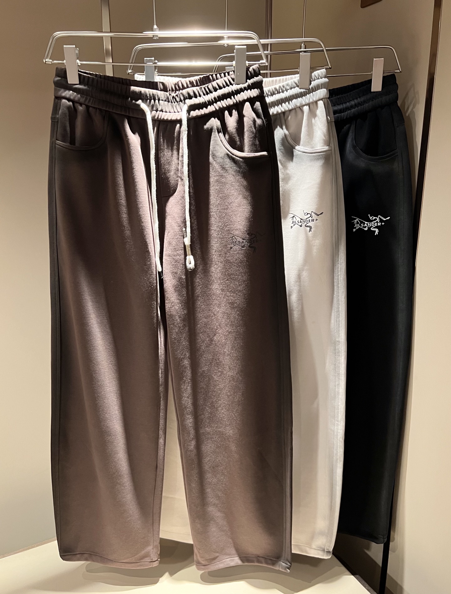 NO:540272,ARCTER*X Original Archaeological Bird, a new casual sports style casual pants in autumn and winter, the first thing that everyone thinks of outdoor brands is Canadian goose and Archaeological Bird. It gives people a feeling of trying out the label!  In addition to being quite accomplished in style design, the most obvious or most expert should be to have deeper and unique insights and attainments in fabrics. Through continuous structural research and problem-solving, and characterized by unique research on fabrics, these alone are enough to support it to become the first new logo brand image in the clothing manufacturing industry. This model uses elastic spandex precision blended fabric and trouser leg logo pattern glue design!  The feel is smooth and soft, and it has both natural beauty and comfort. The large body style is cut cleanly and cleanly, and the fabric shows a different hazy structural beauty. It is exclusively customized with mold opening. The fabric and its skills test the workers' skills. It can be smooth and smooth without wrinkles. It is really a test of the handmade work of every master!  Make the overall clean and neat, without leaving a trace of thread. Nowadays, men who pursue life are more refined in life, size M-3XL, arc'teryx, alexander wang19860909ARCTER*X始*祖鸟 秋冬新款休闲运动风格休闲裤,户外品牌可能大家第一想到的就是加拿大鹅、始祖鸟.给人一种标签试的感觉！除了在款式设计上颇有造诣之外,最明显或者说最为拿手的,应该就是在面料上的拥有更深独特见解跟造诣了.通过不断地结构研究和问题处理,在以面料独特研究为特征,仅凭这些就已经足以支撑其成为服装制造行业中,首屈可数的新标志品牌形象.此款采用弹力氨纶精工混纺面料,裤腿logo图案压胶设计！手感细滑柔软,同时兼具自然美感跟舒适度.大身上版型裁剪简洁干净,面料上显现出了不一样朦胧的结构性美感来.独家开模定制而成,面料及其考验工人的技术,能做到平整服帖又不起皱,真的是很考验每位师傅的手工制作！使得整体干净利索,不留一丝线头.现在对于生活有所追求的男性也在生活中更为精致,尺码M-3XL,arc'teryx,alexander wang,Men's clothing