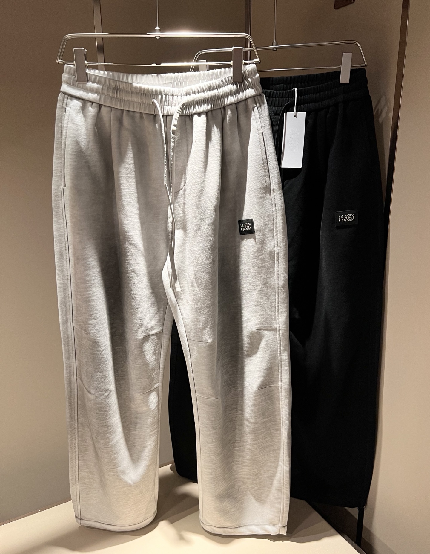 NO:540278,Maison Margiel new autumn and winter casual jeans for men and women are released simultaneously in the counter!  Customized exclusive wash water pure cotton fabric, trouser legs leather logo pattern design!  Simple and generous, calm and versatile, extremely high-end, perfectly integrated with fashion and style, a top fashionable style that perfectly suits the outside wear!  The overall feeling is natural!  Extremely classic versatile casual pants, customized original cotton fabric!  The ultimate perfection of heavy industry!  Fans who pursue high quality are please buy them by themselves, and all fans who know the goods are invited to appreciate this model together!  !  Size M-3XL, Masion Margiela, Jeans, Alexander wang19860909马吉拉 maison margiel 秋冬新款男女同款休闲牛仔裤,专柜同步发售！定制专属洗水纯棉面料,裤腿皮革logo图案设计！简约大方,从容百搭,档次极高,完美融入时尚还有风情感一款完美符合外穿的顶尖时髦气质款！整体给人浑然天成的感觉！极致经典的百搭型休闲裤,定制原版纯棉面料！极致的重工极致的完美！追求高品质的粉丝们请自行抢购,诚邀所有识货的粉丝一同鉴赏此款！！尺码M-3XL,,masion margiela,jeans,alexander wang,Men's clothing