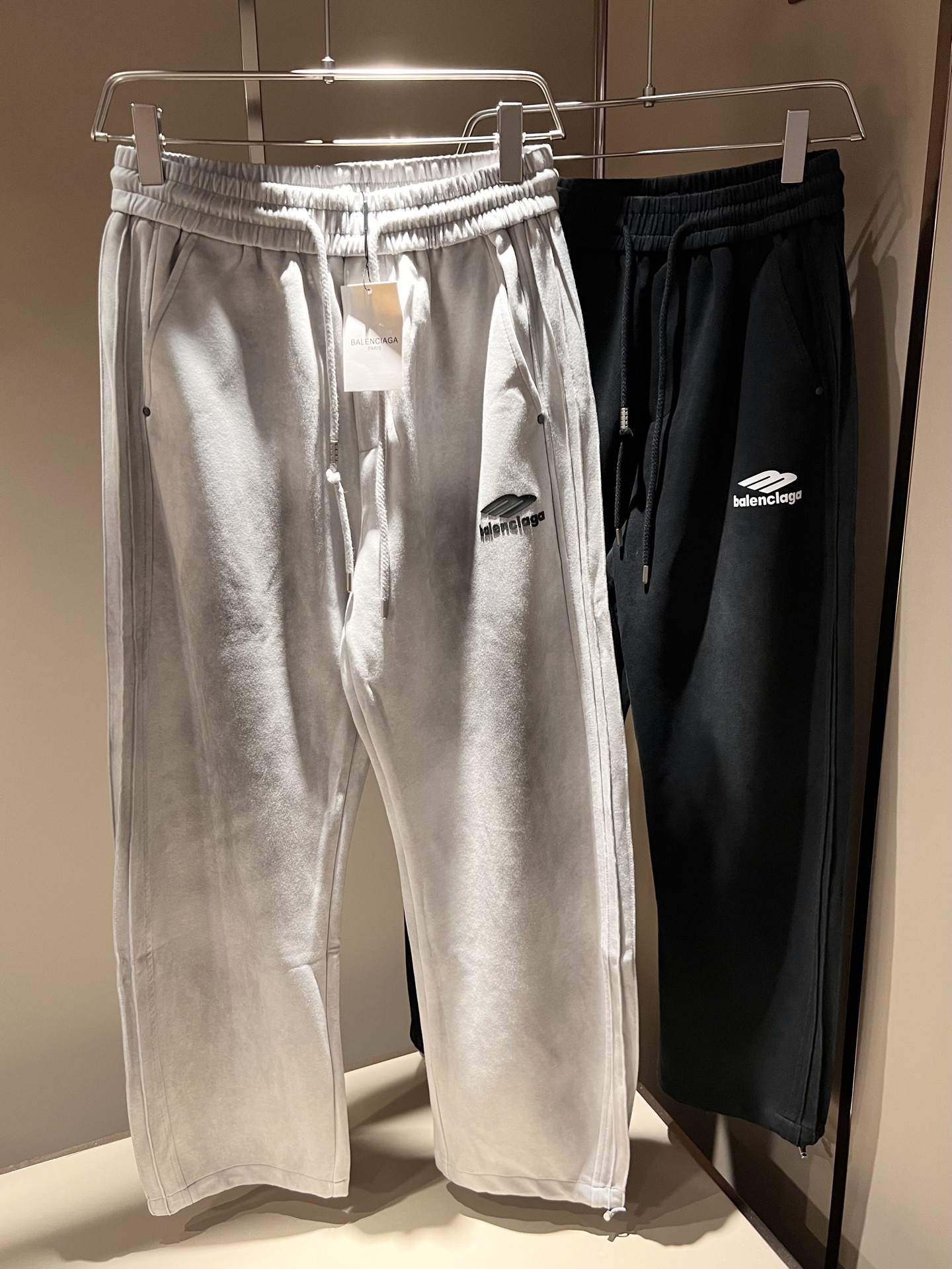 NO:540279,BALENCIA* Paris* new autumn and winter casual pants, Balenciaga pants legs letter logo pattern glue-pressing design!  New styles in stock YB1w+ can be purchased for the same style for men and women. The texture and details are in place, daily casual, practical, fashionable, stylish, high-end and stylish. The tone is very suitable for both men and women. Must-have. Number of numbers: M-3XL,,balenciaga,balenciaga,alexander wang19860909BALENCIA*巴黎*家 秋冬新款休闲裤,巴黎世家 裤腿字母logo图案压胶设计！新款现货 YB1w+购入 可男女同款 质感细节均到位,日常休闲 实穿 时髦潇洒的好高级有品 的调调 男女都非常合适 人手必备款 . 码数:M-3XL,,balenciaga,balenciaga,alexander wang,Men's clothing