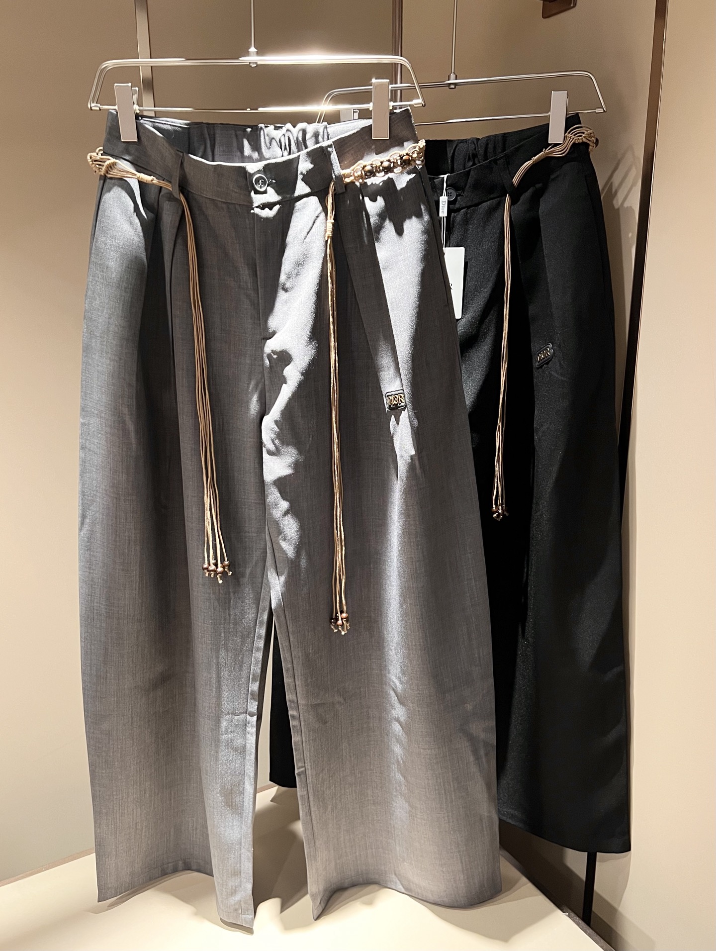 NO:547995,Dio*Di*Ao New autumn and winter styles for men and women, the same style for men and women!  Pants legs logo pattern badge design!  Fashionable sports casual pants!  The fabric is made of imported materials!  Made of exclusive fabrics, the fabric feels solid, thick, soft and soft. It is very skin-friendly and comfortable to wear with close body, and it is also extremely breathable and hygroscopic. It is a brand logo product!  Integrate the avant-garde street atmosphere into this item, exuding a sense of vitality and youthful fashion!  Casual trouser style cuts, easy to control for both men and women!  Recommended treasures that are hard to come by, don’t miss them if you like them!  Size M-3XL, dior,alexander wang19860909Dio*迪*奥 秋冬新款男女同款休闲裤,男女同款！裤腿logo图案徽章设计！时尚运动休闲裤！面料采用进口材质！专属面料制作而成,面料手感瓷实温厚软糯,贴身穿着非常的亲肤舒适,并且透气性与吸湿性也极为优越,满满品牌标志产品！将前卫的街头气息融入进这款单品之中,散发着满满的活力与青春时尚感！休闲的裤装版型裁剪,无论男女皆可轻松驾驭！可遇不可求的宝藏好物推荐,喜欢的千万不要错过！尺码M-3XL,,dior,alexander wang,Men's clothing