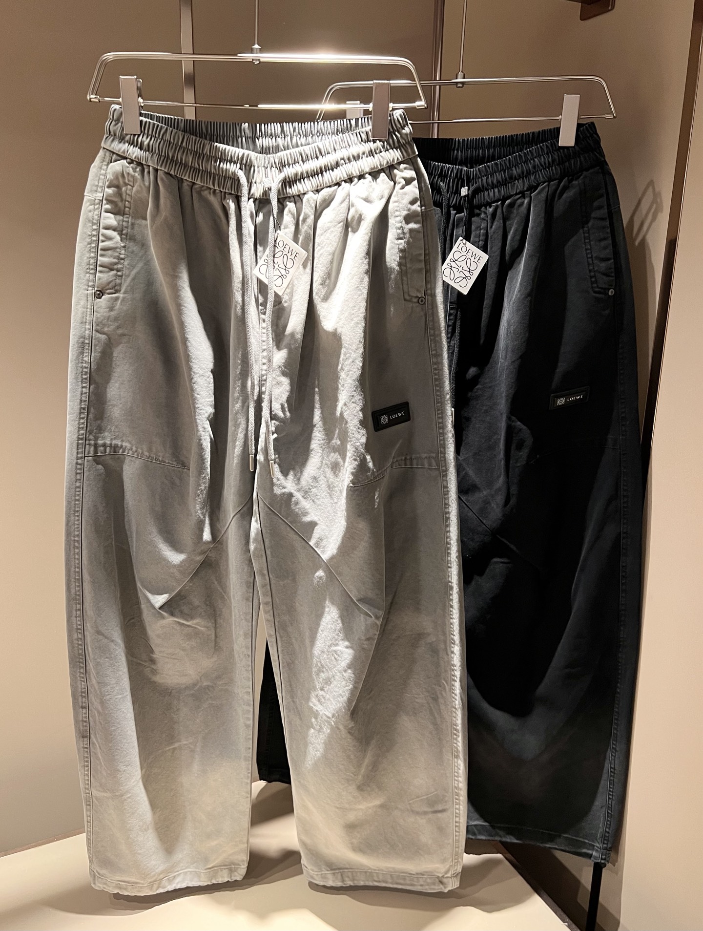 NO:540281,LO*WE/Luo*Wei’s new autumn and winter products for men’s fashion high-end casual pants, Hong Kong foreign business channel products, original Japanese products, pure blood quality, perfectly continuing the essence and genes of LOE*’s home. From the main fabric to the detailed craftsmanship, all show the ingenuity of quality, using multiple brand elements to interpret it, trouser leg badge logo design!  Identity manifestation that belongs to the soul!  Customers supply high-end imported pure cotton fabrics, very high-end and fashionable detailed craftsmanship, red ear cloth is completed by a specific antique loom. This element represents the identity and rank of jeans, which is very worthy of savoring!  In terms of matching, it is invincible and explains the versatility in place, with ingenious details and exquisite accessories. The auxiliary materials are all provided by foreign merchants. They are tailored and slim, and the upper body is lifted with an excellent effect. They are a styling item that is hard to come by!  Size M-3XL, loewe, jeans, alexander wang19860909LO*WE/罗*威秋冬新品男士时装款高端休闲裤,香港洋行渠道货,日本原厂出品,纯血统品质,完美延续了LOE*家的精髓与基因,从主体面料到细节工艺,无不彰显出品质的匠心所在,运用多个品牌元素标识来诠释,裤腿徽章logo设计！属于灵魂式的身份彰显！客供高级进口纯棉面料,非常高级且时髦的细节工艺,赤耳布是由特定古董织布机完成,此元素代表着牛仔裤的身份及段位,非常值得细品悦人！在搭配上所向无敌,把百搭阐释到位,细节匠心考究,辅料皆为外商客供,剪裁合体修身,上身提臀效果绝佳,可遇而不可求的造型单品！尺码M-3XL,,loewe,jeans,alexander wang,Men's clothing