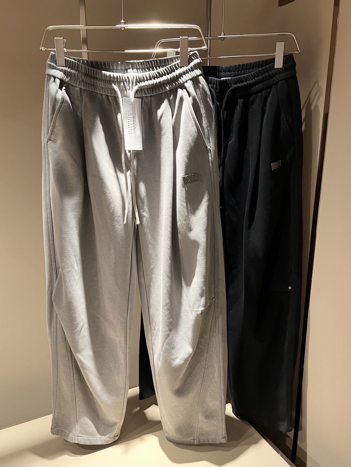 NO:547990,Maison Margiel new autumn and winter casual jeans for men and women are released simultaneously in the counter!  Customized exclusive wash water pure cotton fabric, trouser legs leather logo pattern design!  Simple and generous, calm and versatile, extremely high-end, perfectly integrated with fashion and style, a top fashionable style that perfectly suits the outside wear!  The overall feeling is natural!  Extremely classic versatile casual pants, customized original cotton fabric!  The ultimate perfection of heavy industry!  Fans who pursue high quality are please buy them by themselves, and all fans who know the goods are invited to appreciate this model together!  !  Size M-3XL, Masion Margiela, Jeans, Alexander wang19860909马吉拉 maison margiel 秋冬新款男女同款休闲牛仔裤,专柜同步发售！定制专属洗水纯棉面料,裤腿皮革logo图案设计！简约大方,从容百搭,档次极高,完美融入时尚还有风情感一款完美符合外穿的顶尖时髦气质款！整体给人浑然天成的感觉！极致经典的百搭型休闲裤,定制原版纯棉面料！极致的重工极致的完美！追求高品质的粉丝们请自行抢购,诚邀所有识货的粉丝一同鉴赏此款！！尺码M-3XL,,masion margiela,jeans,alexander wang,Men's clothing