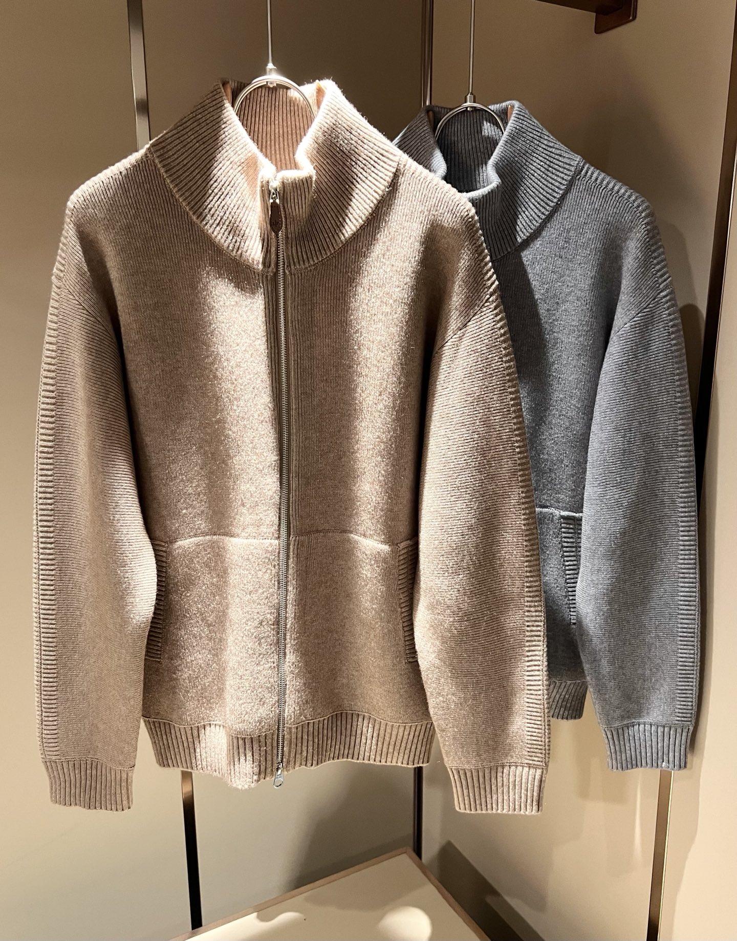 NO:540292,Loro Piana Nouyou Pianya The latest trade order zipper knitted sweater for men in autumn and winter, all the quality!  !  The upper body is comfortable and breathable, not stiff, and the overall three-dimensional feeling is rich, with quality export orders, customized exclusive knitted wool fabric tailoring to meet the simple needs of commuters for dressing. The upper body is very effective, it looks slim and not picky about the figure. The fabric workmanship... Improper, only good craftsmanship can make you feel good and tasteful, a must-have item for everyone!  Size M-3XL, loro piana, alexander wang19860909Loro Piana诺悠翩雅 秋冬男士最新的贸易订单拉链款针织羊毛衫,全品相！！上身舒适透气,不僵硬,整体有着丰富的立体感,品质出口订单,定制专属针织羊毛面料剪裁,满足通勤人们对于着装的简约需求,上身效果很好,显瘦,不挑剔身材.面料做工....无可挑剔,好工艺好面料才能穿出好品味一款,人手必备单品！尺码M-3XL,,loro piana,alexander wang,Men's clothing