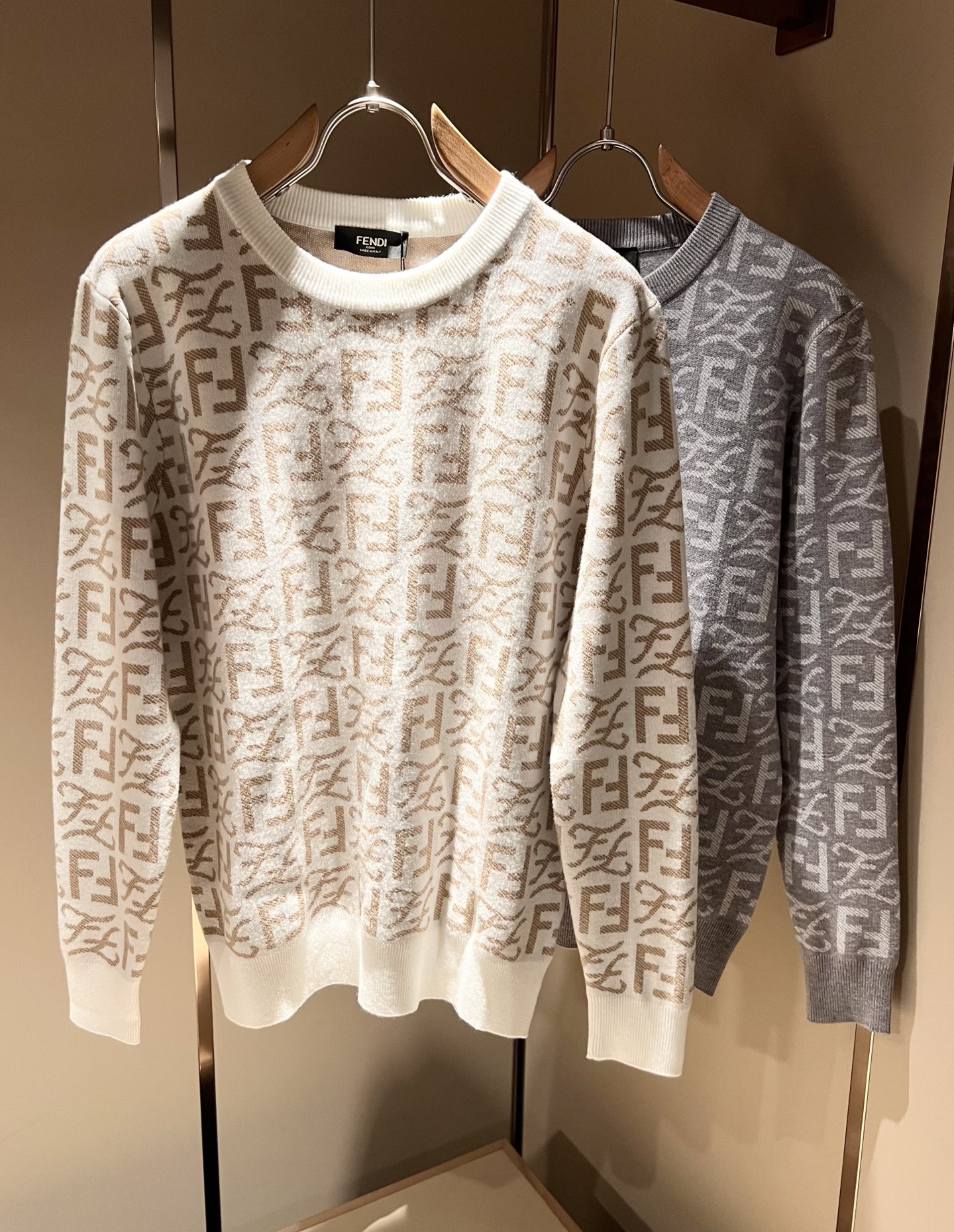 NO:548049,FEN*I FEN*Di New autumn and winter FD family knitted sweater for men and women, versatile for men and women. Original Italian orders, popular FD family items, high-quality products with full representativeness and full specifications, and high-quality products that all FD fans are worth buying!  Pure Yidian channel orders, high-end popular products from the FD family, and very popular items at the moment, high-end products worth keeping and giving away to others!  The most classic BUGS series of products in the FD family are trendy and beautiful, full of fashion sense, extremely high-quality and specifications, and use a very classic FF logo crochet design!  It gives people a strong visual impact, with extremely high recognition, and has a top-quality exclusive wool fabric!  Created, soft, delicate and comfortable, and the quality is quite high-end and classy!  Perfectly interprets the charm of the brand and leaves a deep impression. It is more fashionable and charming, with generous and fashionable upper body, and is even more stressful for outfits!  The inner wear alone is very delicious and beautiful scenery that cannot be ignored!  Size M-3XL, fendi,dior,alexander wang19860909FEN*I 芬*迪 秋冬新款FD家族男女同款针织羊毛衫,男女同款百搭.意大利原厂订单,FD家族人气单品,代表性十足,规格感十足的精品,所有FD粉丝都值得抢购的精品！纯正意代渠道订单,FD家族的高奢人气爆款产物,当下十分火爆的单品,值得自留和送人的高端货！FD家族最为经典的BUGS系列款式单品,新潮又好看,潮流气息感十足,档次规格感极高,并且采用十分经典的FF标志logo钩织设计！给人的视觉冲击感相当强烈,有着极高的辨识度,顶级专属羊毛面料！打造,触感柔软细腻舒适,品相相当高级有档次！完美诠释品牌魅力,给人留下深刻印象.更具时尚与韵味,上身大方时尚,对于穿搭更是毫无压力！单穿内搭都极有味道,不可忽视的靓丽风景线！ 尺码M-3XL,,fendi,dior,alexander wang,Men's clothing