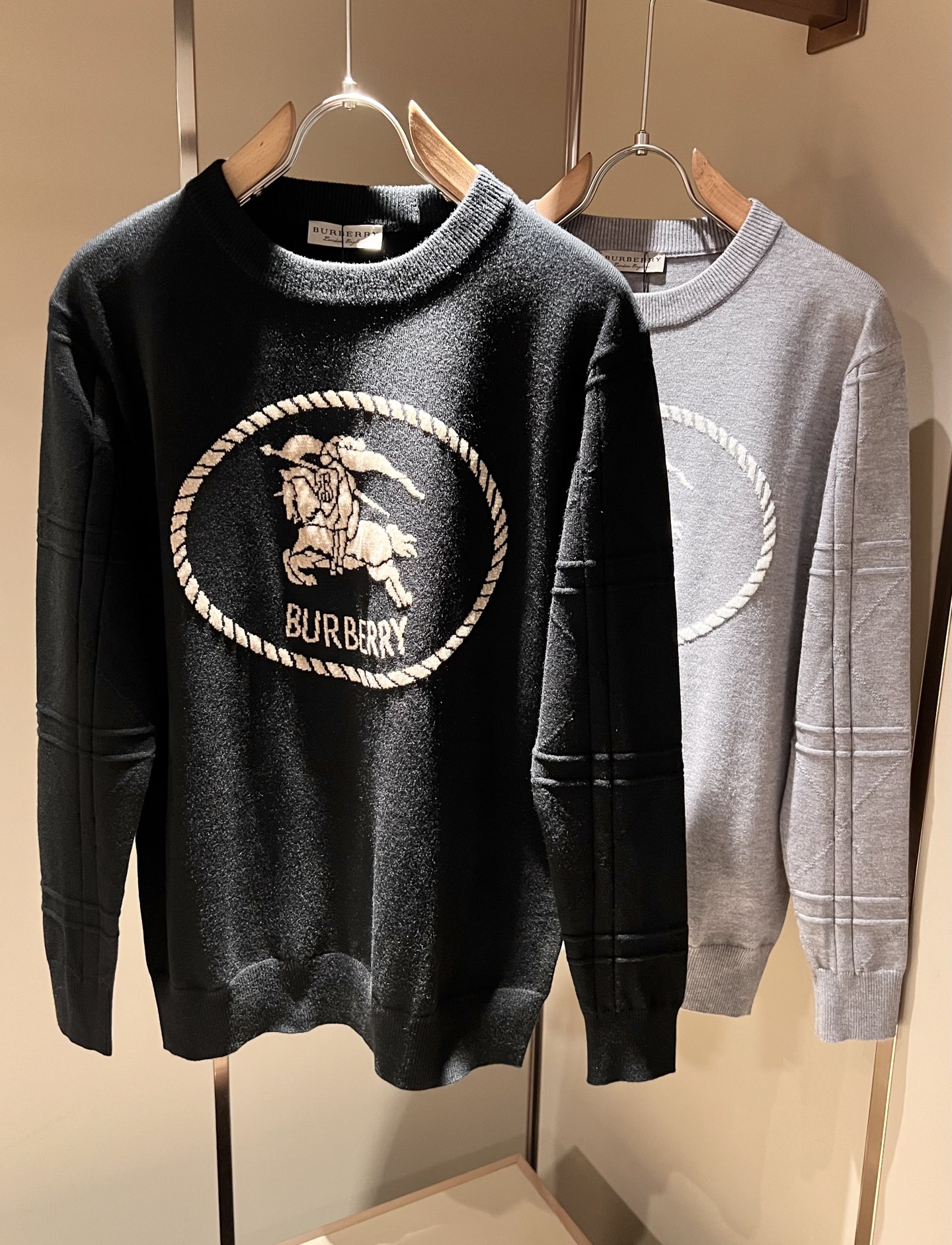 NO:548029,Bur*erry new knitted cardigan in autumn and winter, chest design logo logo pattern crochet design!  Brand classic design elements!  Neither monotonous nor complicated, it shows taste just right!  Customized wool fabrics are available for customers!  Comfortable and breathable are no problem at all. The unique high luxury of the fabric presents a simple and elegant temperament!  Every detail is a synchronized with high-end fashion. Size: M-3XL, burberry, alexander wang19860909Bur*erry 巴*莉 秋冬新款针织羊毛衫,胸前设计标志logo图案钩织设计！品牌经典设计元素！既不单调也不复杂,恰到好处的展现品味！客供定制羊毛面料！舒适透气根本不在话下,面料独具的高奢感呈现简约优雅气质！每一处细节都是与高端时尚同步的体现.尺码:M-3XL,,burberry,alexander wang,Men's clothing