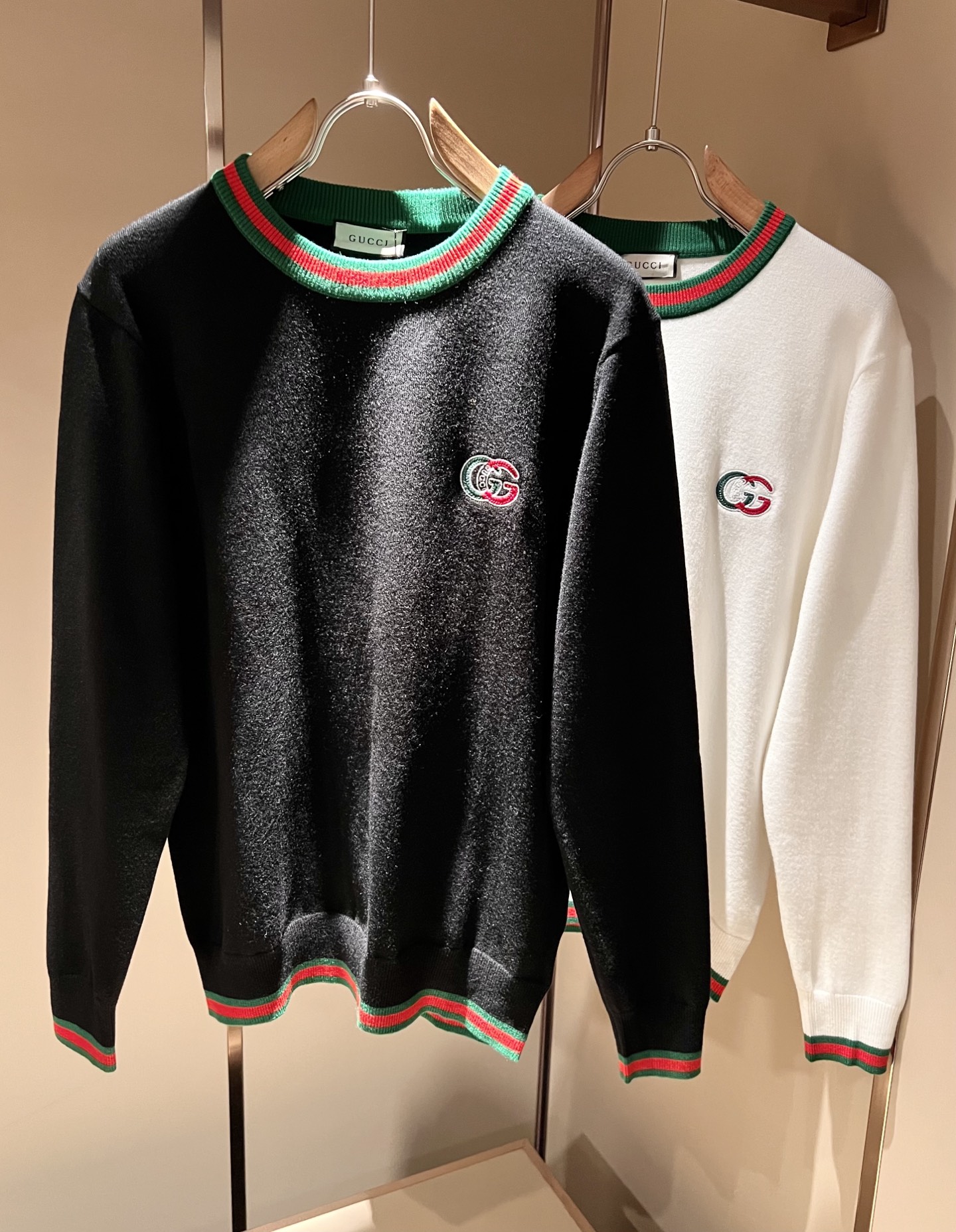 NO:541244,GUC*I Gujia 2025 autumn and winter new style for men and women, knitted wool sweater, chest logo embroidery design!  Trading companies have sparse channels and are released on the official website at the same time!  G Home Autumn and Winter Series Couple Sweater is online, and the design is classic color matching crochet design!  This sweater is selected for imported knitted wool material!  The fabric feels thick and has a certain sense of self-weight. It has a soft and dense terry texture. It is breathable and comfortable to wear with close body. It has beautiful colors and is eye-catching and fashionable. The unique patterns can definitely make you outstanding among the crowd!  Casual style cut design!  The upper body effect is age-reducing and versatile. It can easily get daily casual outfits for both men and women!  Size M-3XL, gucci, gucci, gucci, sweaters, alexander wang19860909GUC*I 古家 2025秋冬新款男女同款 针织羊毛衫,胸前标志logo刺绣设计！贸易公司渠道稀出,同步官网发售！G家秋冬系列情侣毛衣上线,设计经典配色钩织设计！此款毛衣甄选客供进口针织羊毛材质！面料手感偏厚实,有一定的自重感,柔软绵密的毛圈肌理,贴身穿着透气亲肤舒适,色彩靓丽、吸睛时髦度爆棚,与众不同的图案绝对可以让你在人群中出彩万分！休闲版型裁剪设计！上身效果减龄又百搭,轻松Get起日常休闲穿搭,男女皆可轻松驾驭！尺码M-3XL,,gucci,gucci,gucci,sweaters,alexander wang,Men's clothing