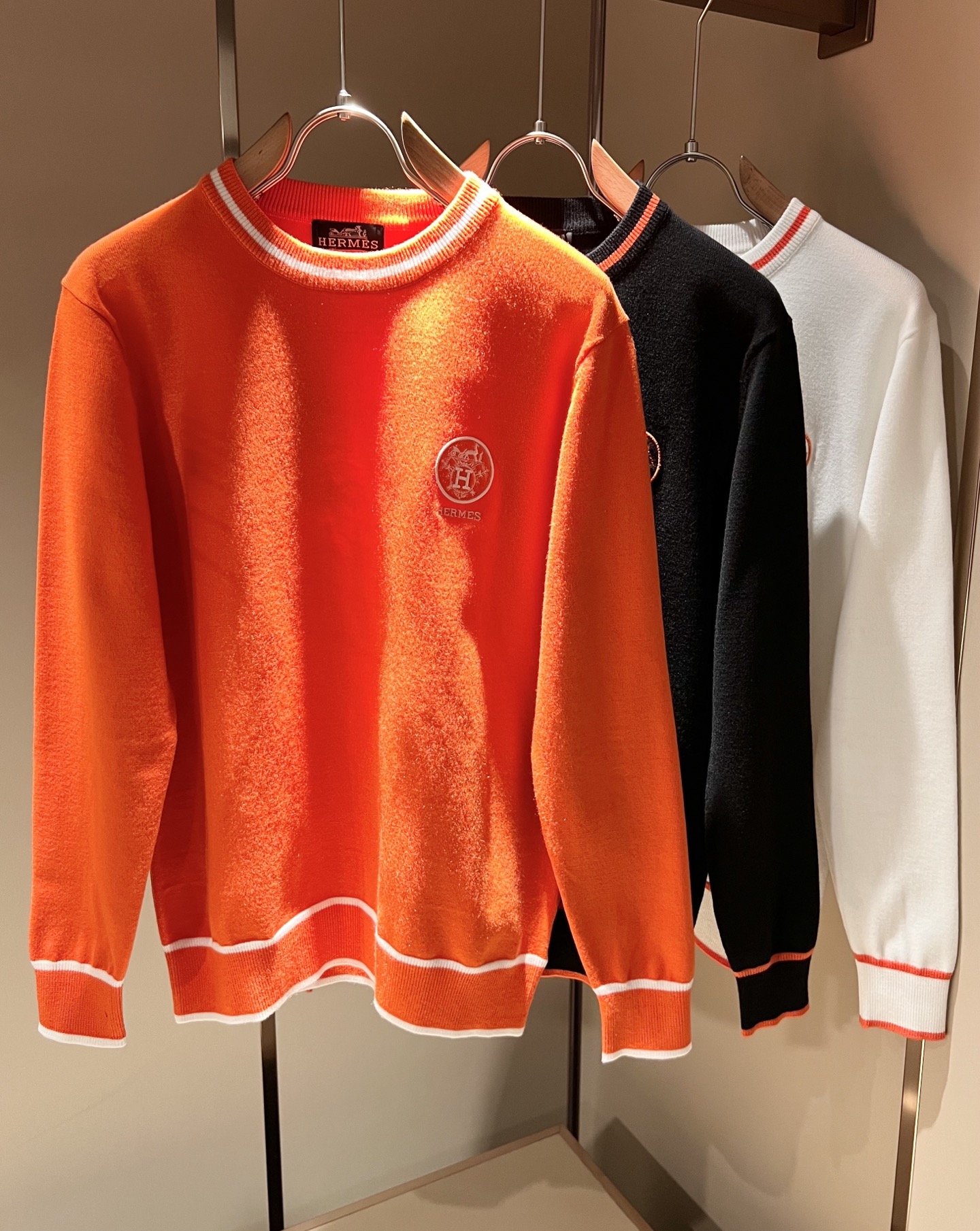 NO:548010,Her*mes AXS autumn and winter new men's knitted wool sweater, a new upgraded versatile basic style, low-key and luxurious, and a choice of character!  Made of high-quality selected high-quality wool, it has super vertical performance, and has a strong sense of art. The H logo logo embroidery craftsmanship is designed with meticulous craftsmanship and high recognition, showing the new brand micro-label culture!  Classic perfect design, precise and in place for cutting. Simple and atmospheric style, and can show fashionable charm in daily leisure life. Size M-3XL, alexander wang19860909Her*mes爱*仕秋冬新款男士针织羊毛衫,全新升级百搭基础款,低调奢华,品格之选！甄选优质精选优质羊毛打造而成,有着超强的垂直性能 艺术感极强H标志logo刺绣工艺设计,工艺细致,辨识度极高,展现全新品牌微标文化！经典完美版型设计,在裁剪上精准到位.简约大气风格,又能在日常休闲生活中展现时尚魅力.尺码M-3XL,,alexander wang,Men's clothing