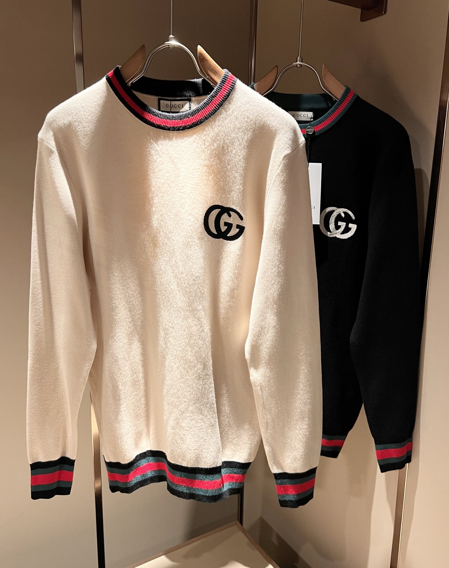 NO:539268,GUC*I Gujia 2025 autumn and winter new style for men and women, knitted wool sweater, chest logo embroidery design!  Trading companies have sparse channels and are released on the official website at the same time!  G Home Autumn and Winter Series Couple Sweater is online, and the design is classic color matching crochet design!  This sweater is selected for imported knitted wool material!  The fabric feels thick and has a certain sense of self-weight. It has a soft and dense terry texture. It is breathable and comfortable to wear with close body. It has beautiful colors and is eye-catching and fashionable. The unique patterns can definitely make you outstanding among the crowd!  Casual style cut design!  The upper body effect is age-reducing and versatile. It can easily get daily casual outfits for both men and women!  Size M-3XL, gucci, gucci, gucci, sweaters, alexander wang19860909GUC*I 古家 2025秋冬新款男女同款 针织羊毛衫,胸前标志logo刺绣设计！贸易公司渠道稀出,同步官网发售！G家秋冬系列情侣毛衣上线,设计经典配色钩织设计！此款毛衣甄选客供进口针织羊毛材质！面料手感偏厚实,有一定的自重感,柔软绵密的毛圈肌理,贴身穿着透气亲肤舒适,色彩靓丽、吸睛时髦度爆棚,与众不同的图案绝对可以让你在人群中出彩万分！休闲版型裁剪设计！上身效果减龄又百搭,轻松Get起日常休闲穿搭,男女皆可轻松驾驭！尺码M-3XL,,gucci,gucci,gucci,sweaters,alexander wang,Men's clothing