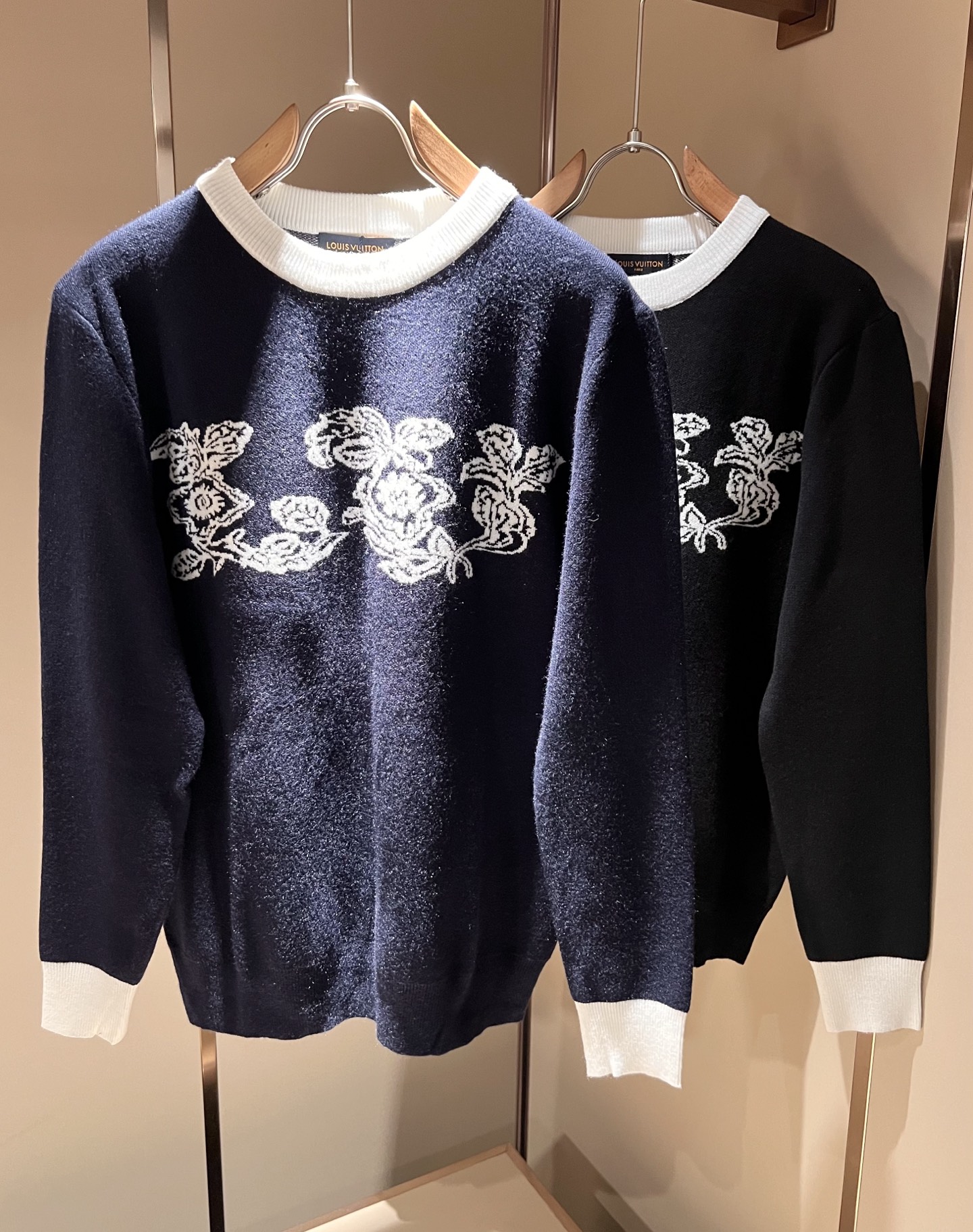 NO:539252,Louis Vuit*on 2025 Autumn and Winter Louis Family Light Luxury Knitted Wool Sweater!  Decoration for men and women!  The new high-end Louis family has always been so flawless, and creative designs are emerging one after another. If you don’t buy a few pieces this autumn and winter, you can’t be considered a fashion expert. The crochet logo pattern design on the chest!  It is a thing that everyone loves. It is made of top-grade wool blend, super soft and tough, and has excellent breathability. It comes from world-class trade-level OEM channels, and is extremely rare in quantity and cannot be sold out. The 'Dou Brand' produces prestigious items every year, and the three-dimensional logo presents an extraordinary texture and is clean and neat. This is the special skill of the Louis family and the latest craftsmanship this quarter. The degree of meticulousness has reached the top, and the slim three-dimensional tailoring design is a unique one. It is a fusion of luxury and fashion!  Size M-3XL, louis vuitton,louis vuitton,louis vuitton,alexander wang19860909Louis Vuit*on 2025秋冬路易家族轻奢针织羊毛衫！男女同款装饰！ 路易家族的新高端,细节品质永远的那么完美无瑕,创意设计层出不穷.今年秋冬季节没有入手几件路易你算不上时尚达人.胸前钩织logo图案设计！实属人见人爱的东西.顶级羊毛混纺打造,超级柔软且具有韧性,透气感也是绝佳.来自世界级贸易级别的代工厂渠道,数量极其稀少售完无补.“驴牌”每年都会出的老花单品,立体Logo呈现不一般的质感,干净俐落.这是路易家族的看家绝活也是本季度的最新工艺.细致化程度已经达到顶端了,修身立体剪裁的版型设计堪称一绝.属于奢华与时尚的融合！尺码M-3XL,,louis vuitton,louis vuitton,louis vuitton,alexander wang,Men's clothing