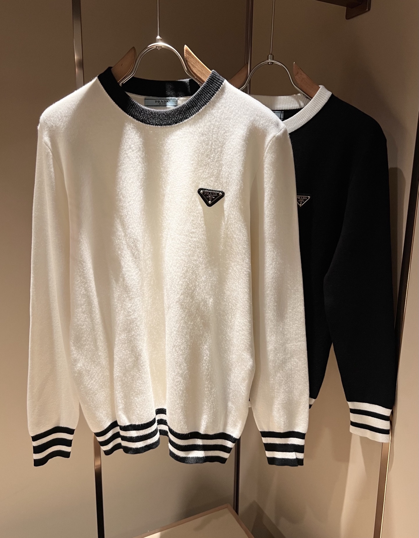 NO:539262,PRAD*A Pu*da 2025 autumn and winter new men's knitted wool sweater, the latest model is exclusively available on the entire network!  !  ~ It is classic and fashionable and versatile, who doesn’t like it? It will show the classic again. It is very pleasing to the eye and comes with a low luxury halo and recognition!  Pr*da's traditional brand concept and modern advanced technology are perfectly combined. Coupled with the extremely modern and modern minimalist design, P's exclusive three-dimensional triangle logo hardware design!  Customized 100% imported wool fabric!  The texture of this model is quite touching, the specifications and grades are known with tentacles. The degree of delicateness and breathability are top-notch!  Size M-3XL, prada, alexander wang19860909PRAD*A普*达2025秋冬新款男士针织羊毛衫,最新款全网独家首上！！~既经典有时尚百搭,谁不爱啊,将经典再次展现,非常的耐看,自带低奢光环与辨识度！Pr*da传统的品牌理念和现代化的先进技术进行了完美结合.加上极其现代摩登风范的简约设计,p家专属立体三角标识五金设计！定制百分百进口羊毛面料！此款的质感相当感人 触手便知规格档次 细腻程度与透气效果堪称顶级！尺码M-3XL,,prada,alexander wang,Men's clothing