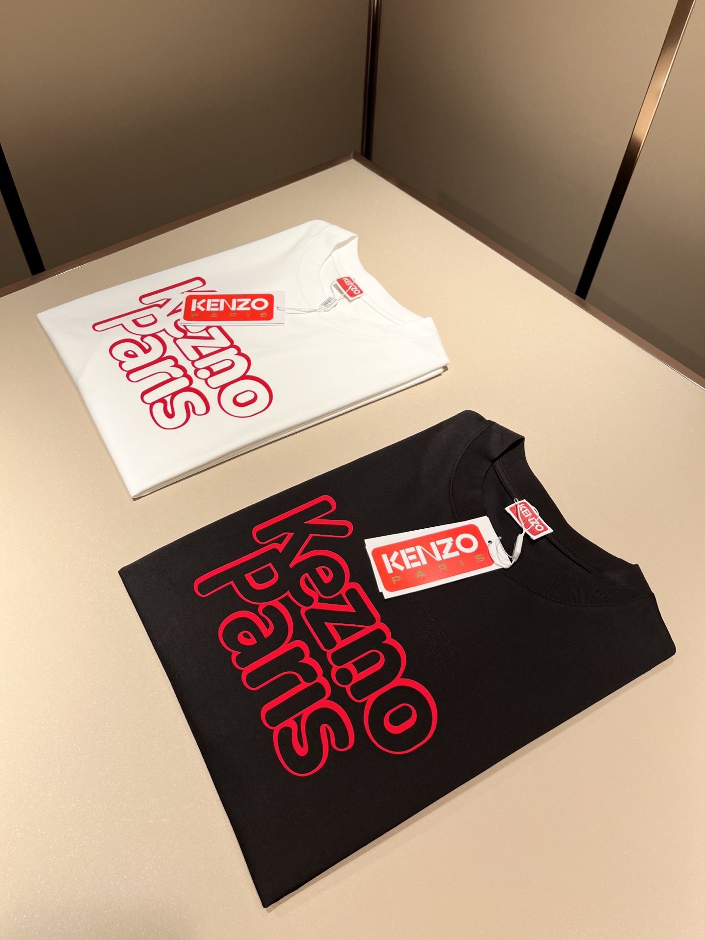 NO:539264,KENZ*Takata*3 The new short-sleeved T-shirt for men and women in spring and summer 2025, the new products that inherit classic works and improve the new products have more three-dimensional senses, and the letter logo pattern on the chest is glued!  It means that you have great power and richness!  A must-have item in the Year of the Tiger, customized original pure cotton fabric. If you like it, hurry up and buy it!  First-in, first served!  Size M-3XL, T-shirt,tees,t-shirt,alexander wang19860909KENZ*高田*三 2025春夏新品男女同款短袖T恤,传承经典著作改良后的新品更加的具有立体感官,胸前字母logo图案压胶设计！代表着虎虎生威,富富有余！虎年必备单品,定制原版纯棉面料.有喜欢赶紧入手吧！先入先得！尺码M-3XL,,T-shirt,tees，t-shirt,alexander wang,Men's clothing