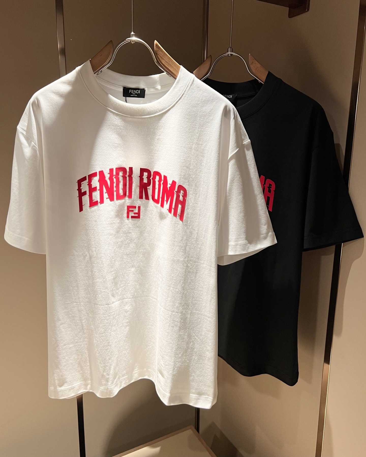 NO:539248,FEN*I FEN*Di's new spring and summer 2025 FD family FF men and women base shirt, versatile and simple short sleeves for men and women. Original Italian orders, popular FD family items, simple and pure colors. The FD family's enduring iconic products, high-quality products with full representation and full specifications, and high-quality products that all FD fans are worth buying!  Pure Yidian channel orders, high-end and popular products from the FD family, very popular items at the moment, and iconic letter logo pattern glue-on modification!  High-end goods worth keeping and giving away to others!  It is trendy and beautiful, with a full sense of trendy atmosphere, and has a very high level and specifications. It uses a very classic black and white color combination, giving people a strong visual impact and has a very high recognition. It is top-quality exclusive pure cotton fabric, created with a soft, delicate and comfortable touch, and has a very high-end and classy appearance!  Perfectly interprets the charm of the brand and leaves a deep impression. It is more fashionable and charming. It has simple, elegant and fashionable upper body, and is even more stressful for outfits!  The inner wear alone is very delicious and beautiful scenery that cannot be ignored!  Size M-3XL, fendi,dior,T-shirt,alexander wang19860909FEN*I 芬*迪2025春夏新款FD家族FF男女同款打底衫,男女同款百搭极简短袖.意大利原厂订单,FD家族人气单品,简约纯色系打造.FD家族经久不衰的标志性臻品,代表性十足,规格感十足的精品,所有FD粉丝都值得抢购的精品！纯正意代渠道订单,FD家族的高奢人气爆款产物,当下十分火爆的单品,标志性字母logo图案压胶修饰！值得自留和送人的高端货！新潮又好看,潮流气息感十足,档次规格感极高,并且采用十分经典的的黑白双色搭配,给人的视觉冲击感相当强烈,有着极高的辨识度,顶级专属纯棉面料,打造,触感柔软细腻舒适,品相相当高级有档次！完美诠释品牌魅力,给人留下深刻印象.更具时尚与韵味,上身简约大方时尚,对于穿搭更是毫无压力！单穿内搭都极有味道,不可忽视的靓丽风景线！ 尺码M-3XL,,fendi,dior,T-shirt,alexander wang,Men's clothing