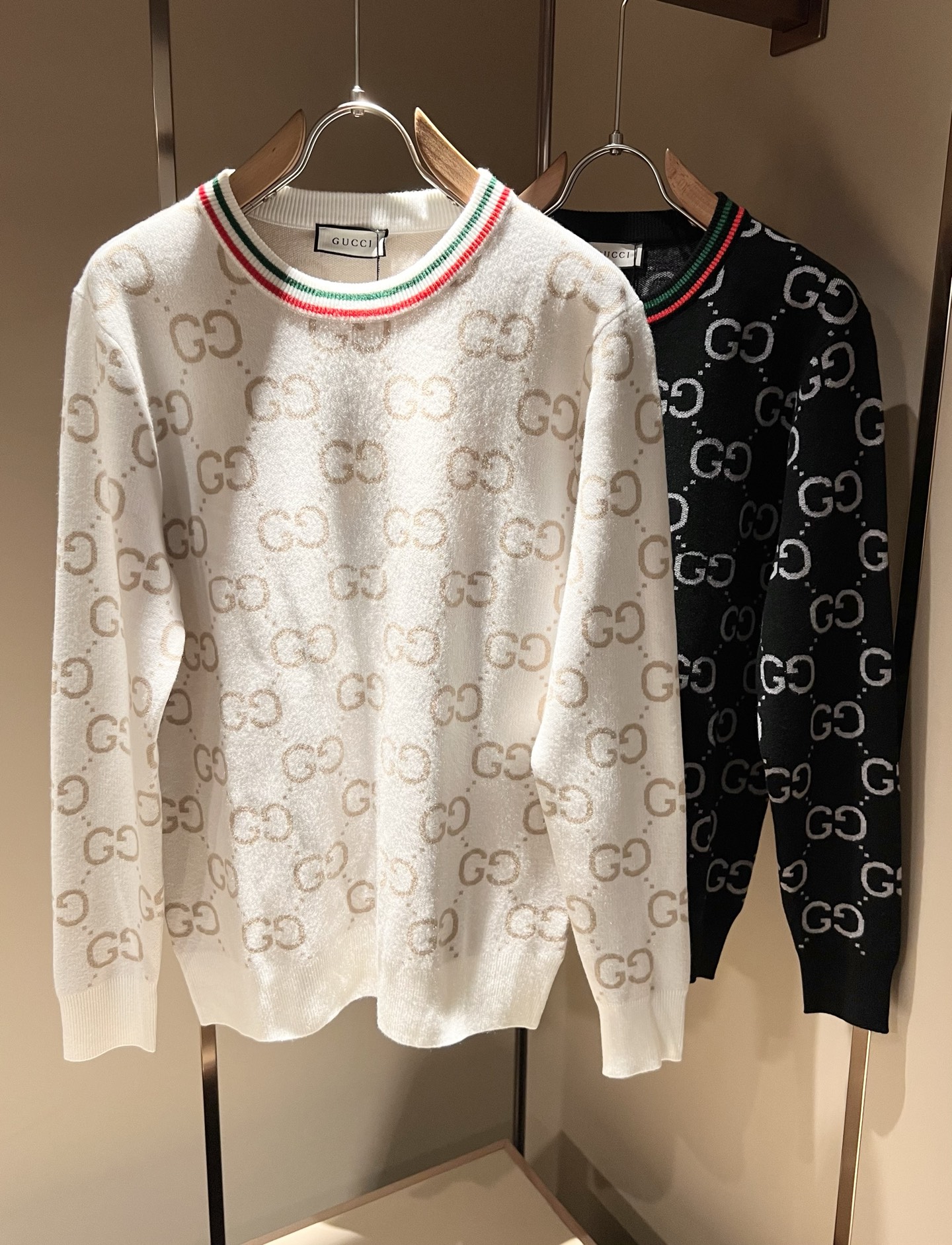 NO:539271,GUC*I Gujia 2025 autumn and winter new styles for men and women, knitted wool sweater, panoramic logo design!  Trading companies have sparse channels and are released on the official website at the same time!  G Home Autumn and Winter Series Couple Sweater is online, and the design is classic color matching crochet design!  This sweater is selected for imported knitted wool material!  The fabric feels thick and has a certain sense of self-weight. It has a soft and dense terry texture. It is breathable and comfortable to wear with close body. It has beautiful colors and is eye-catching and fashionable. The unique patterns can definitely make you outstanding among the crowd!  Casual style cut design!  The upper body effect is age-reducing and versatile. It can easily get daily casual outfits for both men and women!  Size M-3XL, gucci, gucci, gucci, sweaters, alexander wang19860909GUC*I 古家 2025秋冬新款男女同款 针织羊毛衫,全景标志logo设计！贸易公司渠道稀出,同步官网发售！G家秋冬系列情侣毛衣上线,设计经典配色钩织设计！此款毛衣甄选客供进口针织羊毛材质！面料手感偏厚实,有一定的自重感,柔软绵密的毛圈肌理,贴身穿着透气亲肤舒适,色彩靓丽、吸睛时髦度爆棚,与众不同的图案绝对可以让你在人群中出彩万分！休闲版型裁剪设计！上身效果减龄又百搭,轻松Get起日常休闲穿搭,男女皆可轻松驾驭！尺码M-3XL,,gucci,gucci,gucci,sweaters,alexander wang,Men's clothing