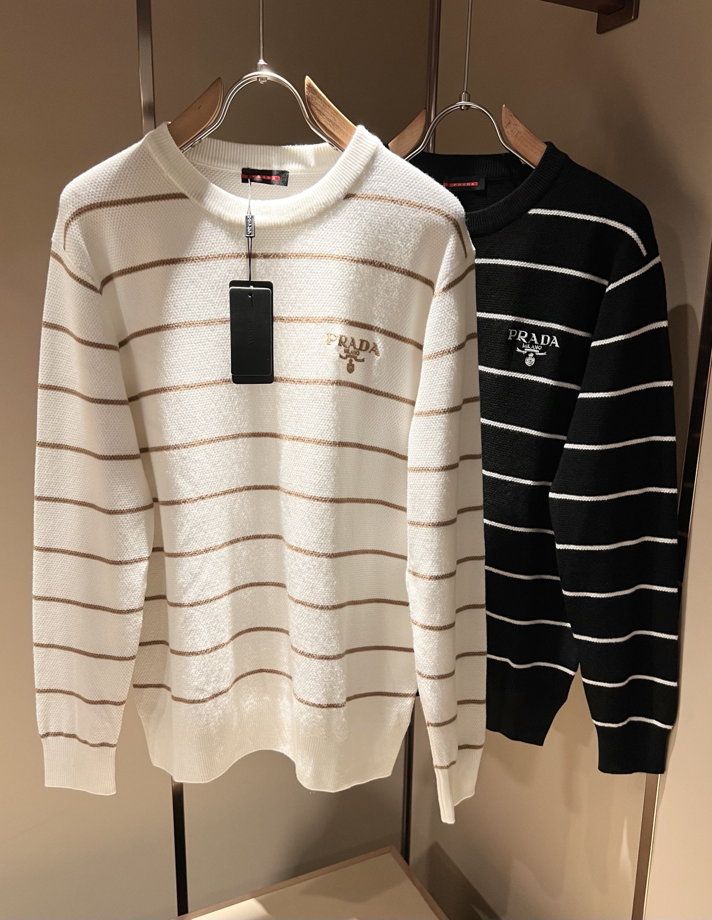 NO:539256,PRAD*A Pu*da 2025 autumn and winter new men's knitted wool sweater, the latest model is exclusively available on the entire network!  !  ~ It is classic and fashionable and versatile, who doesn’t like it? It will show the classic again. It is very pleasing to the eye and comes with a low luxury halo and recognition!  Pr*da's traditional brand concept and modern advanced technology are perfectly combined. Coupled with the extremely modern and simple design, P's exclusive three-dimensional logo logo pattern embroidery design!  Customized 100% imported wool fabric!  The texture of this model is quite touching, the specifications and grades are known with tentacles. The degree of delicateness and breathability are top-notch!  Size M-3XL, prada, alexander wang19860909PRAD*A普*达2025秋冬新款男士针织羊毛衫,最新款全网独家首上！！~既经典有时尚百搭,谁不爱啊,将经典再次展现,非常的耐看,自带低奢光环与辨识度！Pr*da传统的品牌理念和现代化的先进技术进行了完美结合.加上极其现代摩登风范的简约设计,p家专属立体标识logo图案刺绣设计！定制百分百进口羊毛面料！此款的质感相当感人 触手便知规格档次 细腻程度与透气效果堪称顶级！尺码M-3XL,,prada,alexander wang,Men's clothing