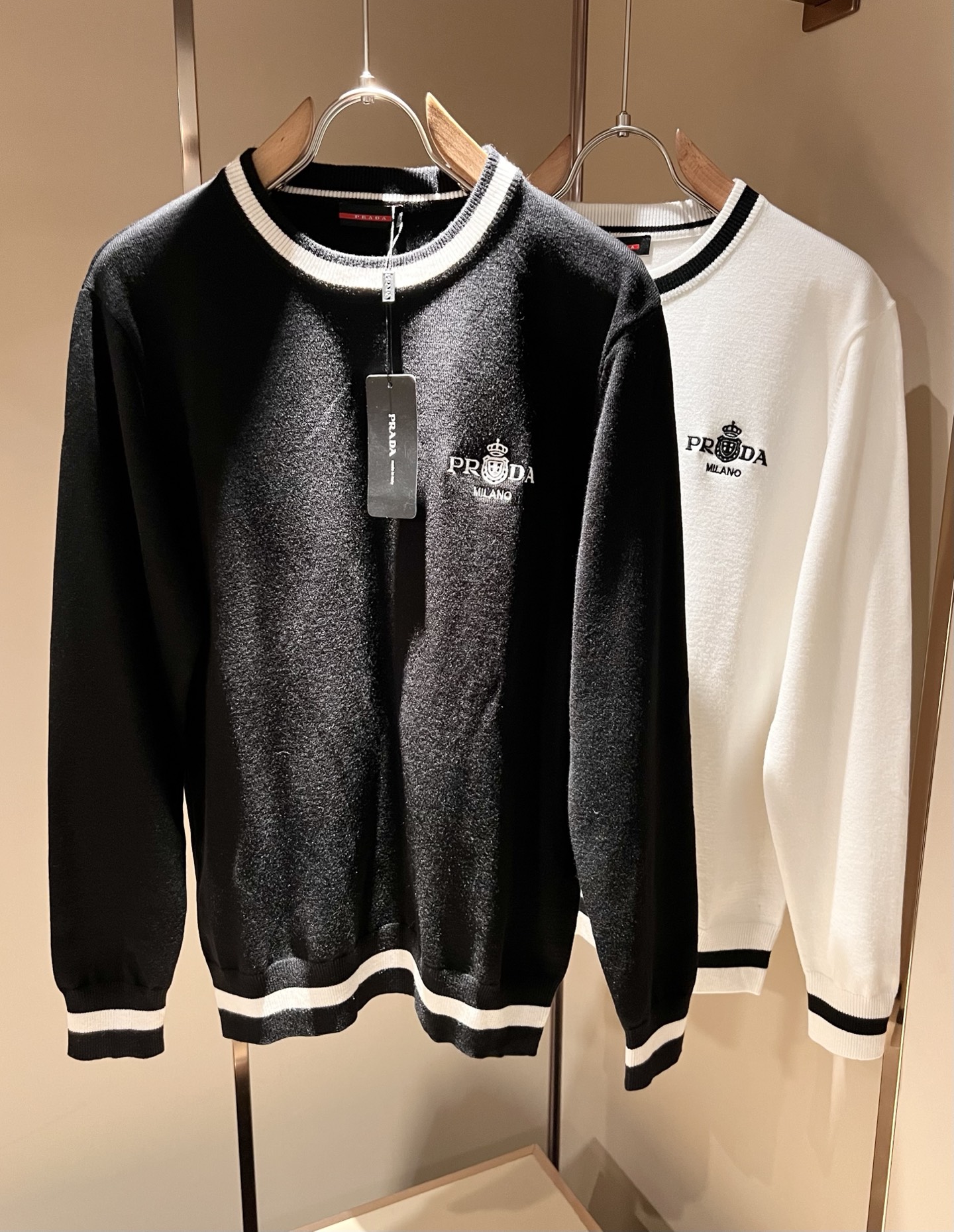 NO:539250,PRAD*A Pu*da 2025 autumn and winter new men's knitted wool sweater, the latest model is exclusively available on the entire network!  !  ~ It is classic and fashionable and versatile, who doesn’t like it? It will show the classic again. It is very pleasing to the eye and comes with a low luxury halo and recognition!  Pr*da's traditional brand concept and modern advanced technology are perfectly combined. Coupled with the extremely modern and simple design, P's exclusive three-dimensional logo logo pattern embroidery design!  Customized 100% imported wool fabric!  The texture of this model is quite touching, the specifications and grades are known with tentacles. The degree of delicateness and breathability are top-notch!  Size M-3XL, prada, alexander wang19860909PRAD*A普*达2025秋冬新款男士针织羊毛衫,最新款全网独家首上！！~既经典有时尚百搭,谁不爱啊,将经典再次展现,非常的耐看,自带低奢光环与辨识度！Pr*da传统的品牌理念和现代化的先进技术进行了完美结合.加上极其现代摩登风范的简约设计,p家专属立体标识logo图案刺绣设计！定制百分百进口羊毛面料！此款的质感相当感人 触手便知规格档次 细腻程度与透气效果堪称顶级！尺码M-3XL,,prada,alexander wang,Men's clothing