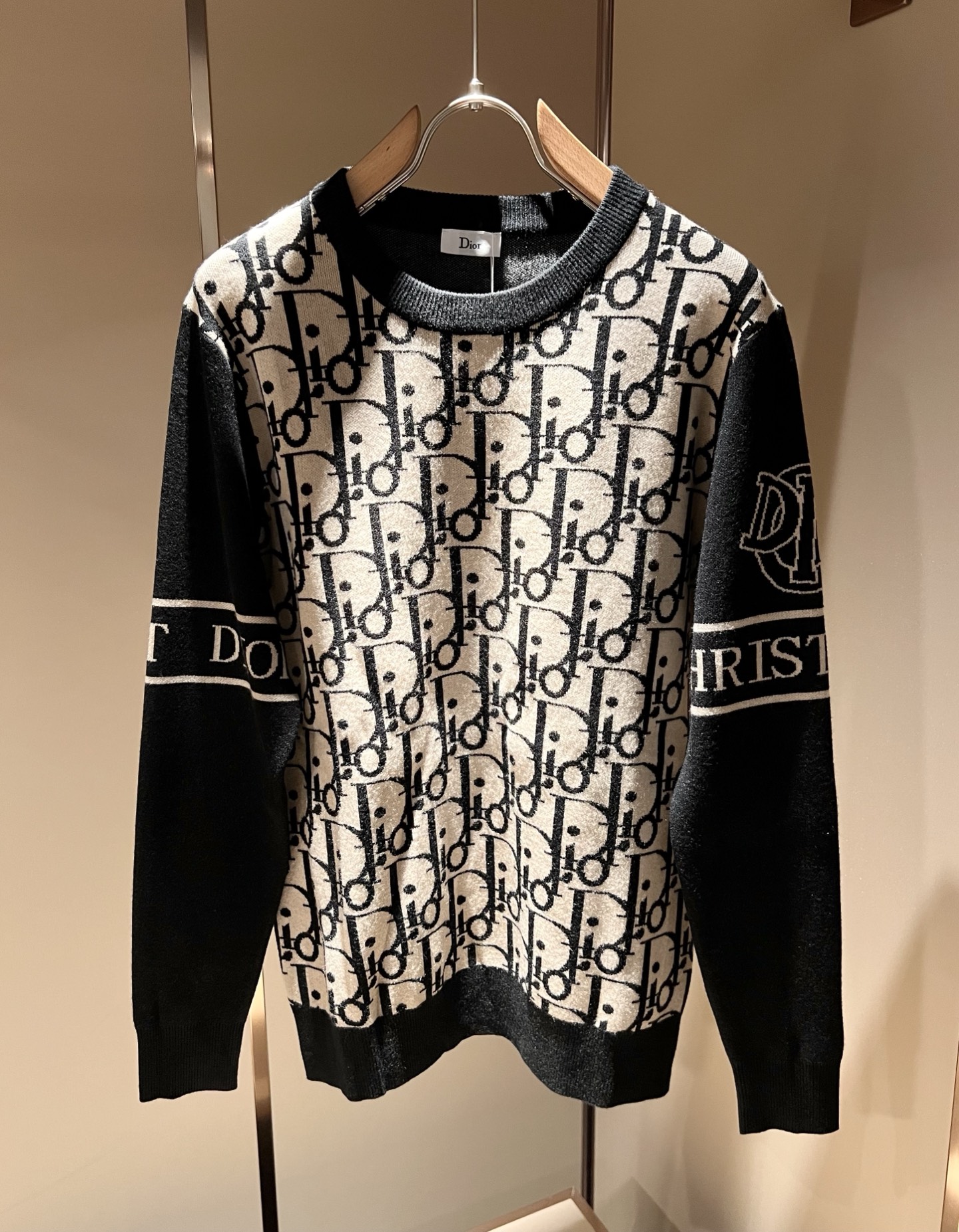 NO:540286,Dio*Dijia's new autumn and winter knitted sweaters for men and women are on sale at the same time in the counter!  Customized exclusive wool fabric, calm and versatile, extremely high-end, perfectly integrated with fashion and style, a top fashionable style that perfectly suits the outside wear!  The overall feeling is natural!  The ultimate classic uses the latest three-dimensional letter logo elements crochet design!  The ultimate perfection of heavy industry!  Fans who pursue high quality are please buy them by themselves, and all fans who know the goods are invited to appreciate this model together!  !  Size M-3XL, dior, dior, alexander wang19860909Dio*迪家 秋冬新款男女同款针织羊毛衫,专柜同步发售！定制专属羊毛面料,从容百搭,档次极高,完美融入时尚还有风情感一款完美符合外穿的顶尖时髦气质款！整体给人浑然天成的感觉！极致经典采用最新立体字母logo元素钩织设计！极致的重工极致的完美！追求高品质的粉丝们请自行抢购,诚邀所有识货的粉丝一同鉴赏此款！！尺码M-3XL,,dior,dior,alexander wang,Men's clothing