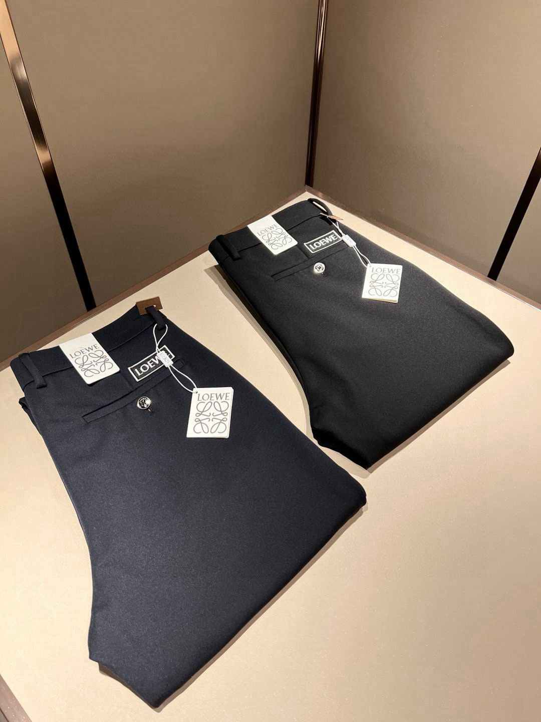 NO:539249,LO*WE/Luo*We 2025 autumn and winter new men's fashion high-end casual trousers, Hong Kong foreign business channel goods, original Japanese production, pure blood quality, perfectly continues the essence and genes of LOE*'s home. From the main fabric to the detailed craftsmanship, all show the ingenuity of quality, use multiple brand elements to interpret, and select precious logo auxiliary materials to build!  Identity manifestation that belongs to the soul!  Customer-supplied high-end imported elastic spandex fabrics, very high-end and fashionable detailed craftsmanship. The elastic spandex is completed by a specific antique loom. This element represents the identity and rank, which is very worthy of careful appreciation!  In terms of matching, it is invincible and explains the versatility in place, with ingenious details and exquisite accessories. The auxiliary materials are all provided by foreign merchants. They are tailored and slim, and the upper body is lifted with an excellent effect. They are a styling item that is hard to come by!  Size 30-4037 39, loewe,alexander wang19860909LO*WE/罗*威2025秋冬新品男士时装款高端休闲西裤,香港洋行渠道货,日本原厂出品,纯血统品质,完美延续了LOE*家的精髓与基因,从主体面料到细节工艺,无不彰显出品质的匠心所在,运用多个品牌元素标识来诠释,选取矜贵的构建logo辅料！属于灵魂式的身份彰显！客供高级进口弹力氨纶面料,非常高级且时髦的细节工艺,弹力氨纶是由特定古董织布机完成,此元素代表着的身份及段位,非常值得细品悦人！在搭配上所向无敌,把百搭阐释到位,细节匠心考究,辅料皆为外商客供,剪裁合体修身,上身提臀效果绝佳,可遇而不可求的造型单品！尺码30-4037 39,,loewe,alexander wang,Men's clothing