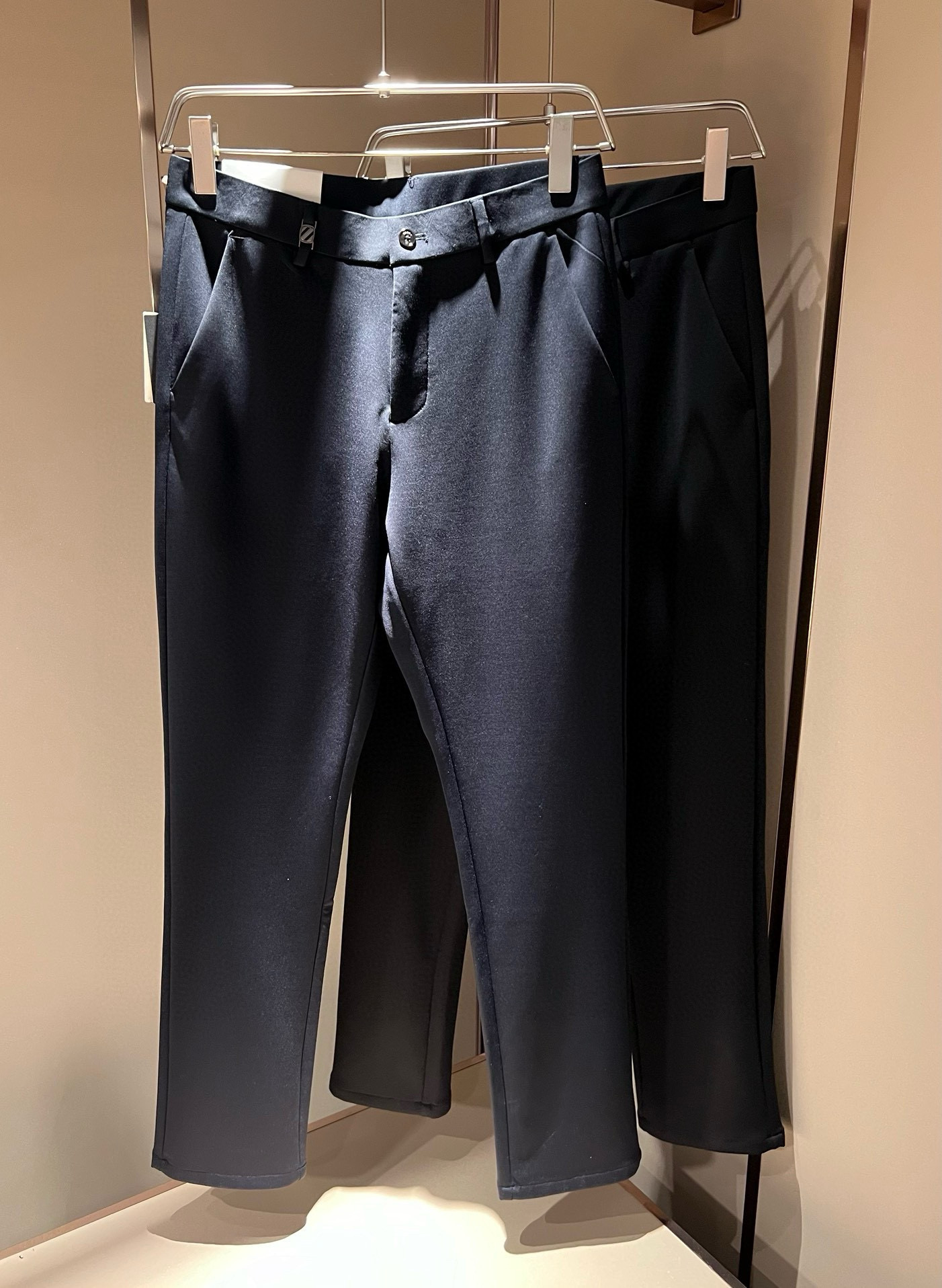 NO:539253,Ermenegildo Zeg*aJia 2025 autumn and winter new men's casual trousers, the finale of the channel goods have appeared!  !  Sold simultaneously at the counter!  It is no exaggeration to say that this trouser is made from the original OEM channel, not a bragging original OEM, but is a product from the domestic ready-to-wear OEM factory officially authorized by Jenia!  Therefore, the ratio of quantity and size is extremely short, so you can earn it if you grab it!  The best trousers in autumn and winter are officially unveiled!  !  !  !  !  !  Zegna's things have always been one of the only essential outfits for successful business people!  Not everyone can easily surpass the brand's high-end style and its own strong aura. No matter which season the style is, it is a standard temperament!  However, the fabric style is between business and casual and daily wear, and customizes original hardware logo accessories!  Only Jenya, who can design a pair of trousers so well-suited to the public, is the only one who focuses on men's clothing, business and casualness!  Whether you wear this style in a casual occasion or in a business occasion, you must wear it well and be able to wear it to your own taste!  Pants that give yourself unlimited points!  Size 30-4037 39, zegna,alexander wang19860909Ermenegildo Zeg*a杰*亚 2025秋冬新款男士休闲西裤,压轴的渠道货出现了！！柜台同步销售！ 毫不夸张的说,此款裤装是原厂代工渠道的货,并不是吹牛的原厂代工,完全是由杰尼亚官方授权的国内成衣代工厂出来的产品！所以数量跟尺码配比都极度紧缺,抢到就是赚到！秋冬最好的裤装正式揭幕！！！！！！Zegna的东西,从来都是成功商务人士的专属必备行头之一！品牌高级的格调以及自带强大的气场并不是所有人都能轻易凌驾的.无论哪季的款式都是都是气质标配！但是面料版型又介乎于商务休闲跟日常穿着之间,定制原版五金logo辅料配件！能将一款裤装设计到如此贴合大众穿着,也就只有专注于男装商务休闲的杰尼亚了！不论您是休闲场合穿搭,或者商务场合此款都能搭配的恰到好处要穿,就必须穿好的,能穿出属于自己品味的！给自己无限加分的裤子！尺码30-4037 39,,zegna,alexander wang,Men's clothing