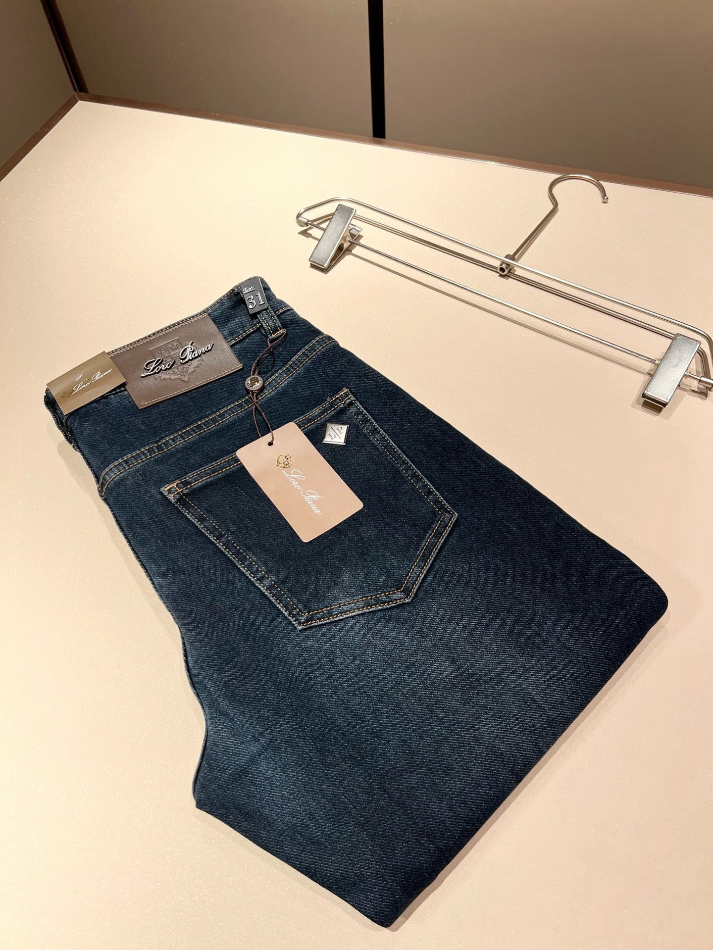 NO:539257,Loro Piana Nouyou Pianya 2025 autumn and winter new men's fashion high-end casual pants, Hong Kong foreign business channel products, original Japanese products, pure blood quality, perfectly continues the essence and genes of LP home. From the main fabric to the detailed craftsmanship, all show the ingenuity of quality, use multiple brand elements to interpret, and choose precious cowhide material to build a logo waist brand leather design!  Identity manifestation that belongs to the soul!  Customer-supplied high-end imported pure cotton fabrics, very high-end and fashionable detailed craftsmanship, red ear cloth is completed by a specific antique loom. This element represents the identity and rank of jeans, which is very worthy of careful appreciation!  In terms of matching, it is invincible and explains the versatility in place, with ingenious details and exquisite accessories. The auxiliary materials are all provided by foreign merchants. They are tailored and slim, and the upper body is lifted with an excellent effect. They are a styling item that is hard to come by!  Size 29-40, loro piana, loro piana, jeans, cowhide, alexander wang19860909Loro Piana诺悠翩雅 2025秋冬新品男士时装款高端休闲裤,香港洋行渠道货,日本原厂出品,纯血统品质,完美延续了LP家的精髓与基因,从主体面料到细节工艺,无不彰显出品质的匠心所在,运用多个品牌元素标识来诠释,选取矜贵的牛皮材质构建logo腰牌皮革设计！属于灵魂式的身份彰显！客供高级进口的纯棉面料,非常高级且时髦的细节工艺,赤耳布是由特定古董织布机完成,此元素代表着牛仔裤的身份及段位,非常值得细品悦人！在搭配上所向无敌,把百搭阐释到位,细节匠心考究,辅料皆为外商客供,剪裁合体修身,上身提臀效果绝佳,可遇而不可求的造型单品！尺码29-40,,loro piana,loro piana,jeans,cowhide,alexander wang,Men's clothing