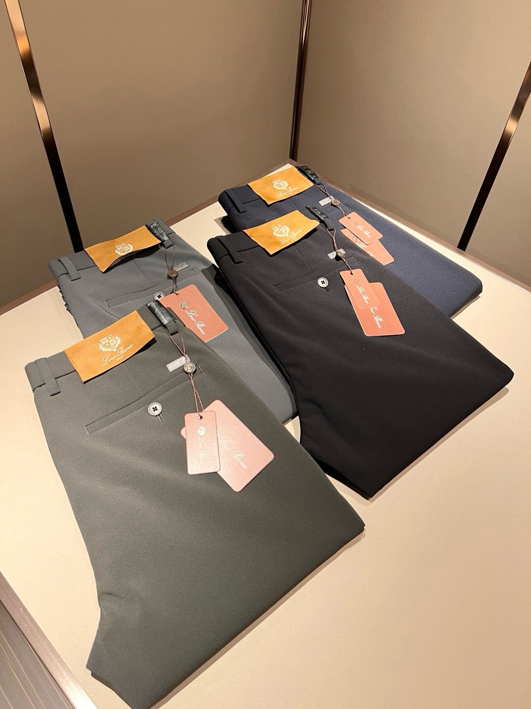 NO:539259,Loro Piana Nouyou Pianya 2025 autumn and winter new men's fashion high-end casual pants, Hong Kong foreign business channel goods, original Japanese production, pure blood quality, perfectly continuing the essence and genes of LP home. From the main fabric to the detailed craftsmanship, all show the ingenuity of quality, using multiple brand elements to interpret, logo hardware design!  Identity manifestation that belongs to the soul!  Customer-supplied high-end imported elastic spandex fabric, very high-end and fashionable detailed craftsmanship, red ear cloth is completed by a specific antique loom. This element represents the identity and rank of the trousers, which is very worthy of savoring!  In terms of matching, it is invincible and explains the versatility in place, with ingenious details and exquisite accessories. The auxiliary materials are all provided by foreign merchants. They are tailored and slim, and the upper body is lifted with an excellent effect. They are a styling item that is hard to come by!  Size 30-40 37 39, loro piana, loro piana, alexander wang19860909Loro Piana诺悠翩雅 2025秋冬新品男士时装款高端休闲裤,香港洋行渠道货,日本原厂出品,纯血统品质,完美延续了LP家的精髓与基因,从主体面料到细节工艺,无不彰显出品质的匠心所在,运用多个品牌元素标识来诠释,标志logo五金设计！属于灵魂式的身份彰显！客供高级进口弹力氨纶面料,非常高级且时髦的细节工艺,赤耳布是由特定古董织布机完成,此元素代表着西裤的身份及段位,非常值得细品悦人！在搭配上所向无敌,把百搭阐释到位,细节匠心考究,辅料皆为外商客供,剪裁合体修身,上身提臀效果绝佳,可遇而不可求的造型单品！尺码30-40 37 39,,loro piana,loro piana,alexander wang,Men's clothing