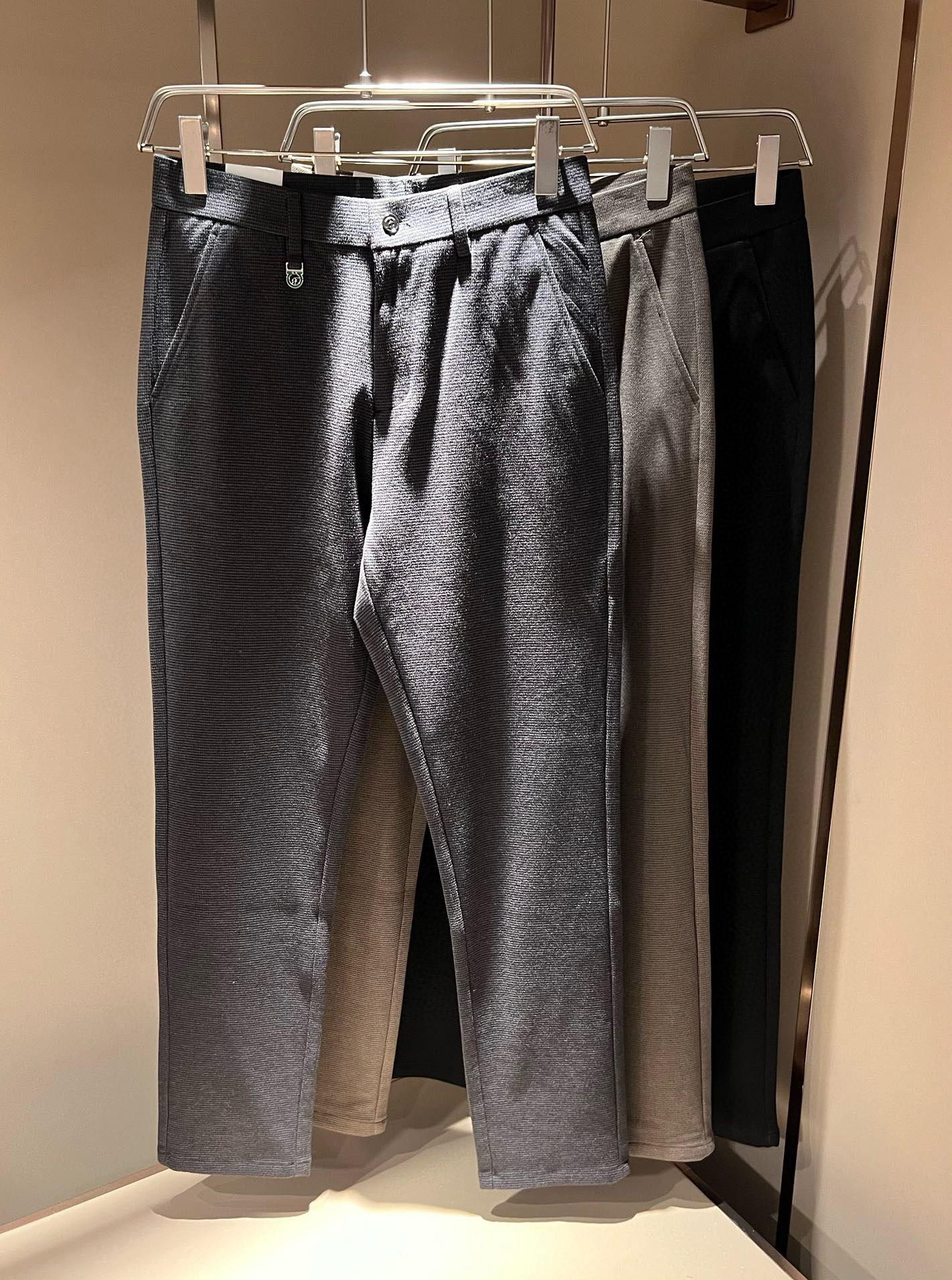 NO:539246,Ferraga*mo 2025 autumn and winter new men's casual small straight cashmere trousers, original single quality, original single quality high-end fashion casual cashmere original trousers fabric!  The back waist metal Ferragamo logo is produced through the original single OEM factory channel; G.com is released simultaneously, and the thickness just meets the needs of dressing. It is just right purity, the craftsmanship is very outstanding, the fabric is soft and warm, the carriage is neatly routed, and the perfect details are produced. The casual and versatile four-season model has the best effect on the upper body, showing the confidence temperament; all the details show the classic logo of perfect quality pants symbolizes the highest quality of the brand. Owning original hardware accessories is the beginning of another fashion!  Size 30 -40, ferragamo, ferragamo, alexander wang19860909Ferraga*mo菲拉*慕2025秋冬新款男款休闲小直筒羊绒西裤, 原单品质,原单品质高端时尚休闲羊绒原版西裤面料！后腰金属菲拉格慕LOGO标识,原单代工厂渠道出品；G网同步发售,厚度刚好满足穿搭需求 恰到好处的纯粹,工艺非常突出,面料柔软富有保暖性,车工走线整齐,完美细节出品.随意百搭的四季款,上身效果不紧绷极佳,彰显自信气质；所有细微处尽情展现完美品质裤子的经典Logo象征了品牌至高的品质,原厂五金配件 拥有,便是另一种时尚的开始 ！ 尺码30 -40,,ferragamo,ferragamo,alexander wang,Men's clothing