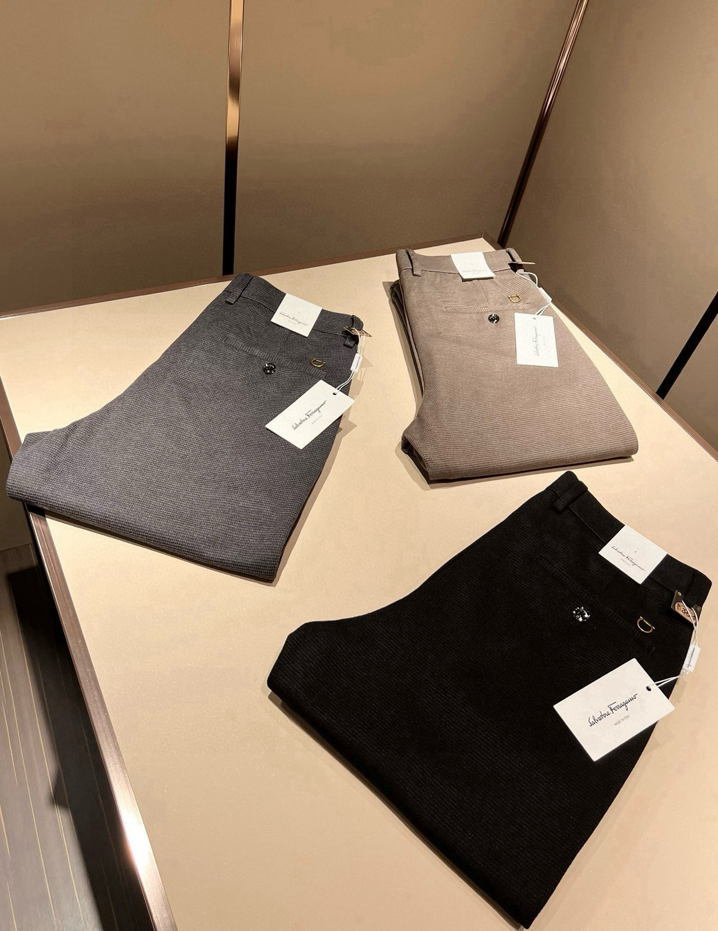 NO:539263,Ferraga*mo 2025 autumn and winter new men's casual small straight cashmere trousers, original single quality, original single quality high-end fashion casual cashmere original trousers fabric!  The back waist metal Ferragamo logo is produced through the original single OEM factory channel; G.com is released simultaneously, and the thickness just meets the dressing needs. It is just right purity, the craftsmanship is very outstanding, the fabric is soft and warm, the turning work is neat, and the perfect details are produced. The casual and versatile four-season model has the best effect on the upper body, showing the confidence temperament; all the details show the classic logo of perfect quality pants symbolizes the highest quality of the brand. Owning original hardware accessories is the beginning of another fashion!  Size 30 -40, ferragamo, ferragamo, alexander wang19860909Ferraga*mo菲拉*慕2025秋冬新款男款休闲小直筒羊绒西裤, 原单品质,原单品质高端时尚休闲羊绒原版西裤面料！后腰金属菲拉格慕LOGO标识,原单代工厂渠道出品；G网同步发售,厚度刚好满足穿搭需求 恰到好处的纯粹,工艺非常突出,面料柔软富有保暖性,车工走线整齐,完美细节出品.随意百搭的四季款,上身效果不紧绷极佳,彰显自信气质；所有细微处尽情展现完美品质裤子的经典Logo象征了品牌至高的品质,原厂五金配件 拥有,便是另一种时尚的开始 ！ 尺码30 -40,,ferragamo,ferragamo,alexander wang,Men's clothing