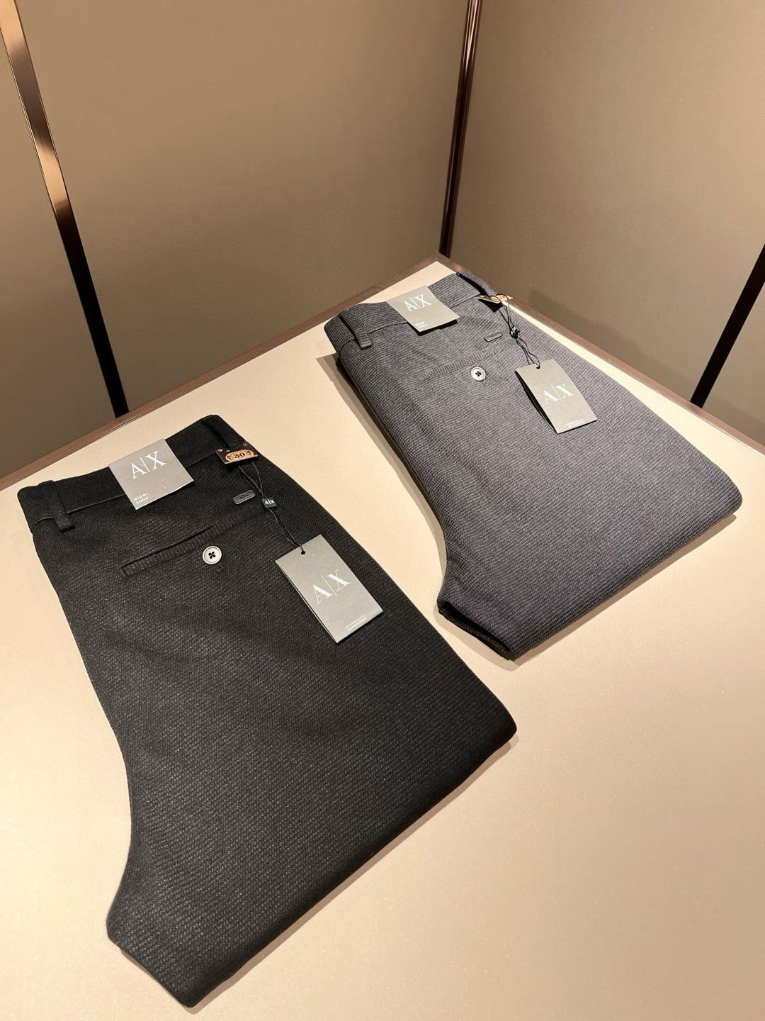 NO:540264,Arman A*ni autumn and winter new men's cashmere casual trousers, trading company orders!  Synchronize the official website. Classic works are very good to match clothes!  Original imported cashmere fabric, soft feel, truly low-key and luxurious, very suitable for autumn and winter wear, standard straight slim fit, more comfortable to wear, unrestrained, special attention to accessories, exquisite original logo hardware design!  The point is that the quality is very good and worth buying!  Size 30-40 37 39,,armani,alexander wang19860909Arman阿*尼秋冬新款男士羊绒休闲西裤,贸易公司订单！官网同步 经典之作很好搭配衣服哦！原版进口羊绒面料 柔软手感 真正的低调奢华 很是适合秋冬季节穿着 标准直筒修身版型 穿起来更加舒服 无拘无束 辅料上面特别的讲究 精致原版标志logo五金设计！重点就是质量非常好 值得购入！尺码30-40 37 39,,armani,alexander wang,Men's clothing