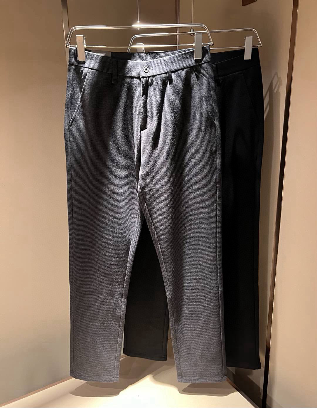 NO:540266,Arman A*ni autumn and winter new men's cashmere casual trousers, trading company orders!  Synchronize the official website. Classic works are very good to match clothes!  Original imported cashmere fabric, soft feel, truly low-key and luxurious, very suitable for spring and summer wear, standard straight slim fit style, more comfortable to wear, unrestrained, special attention to accessories, exquisite original logo hardware design!  The point is that the quality is very good and worth buying!  Size 30-40 37 39,,armani,alexander wang19860909Arman阿*尼秋冬新款男士羊绒休闲西裤,贸易公司订单！官网同步 经典之作很好搭配衣服哦！原版进口羊绒面料 柔软手感 真正的低调奢华 很是适合春夏季节穿着 标准直筒修身版型 穿起来更加舒服 无拘无束 辅料上面特别的讲究 精致原版标志logo五金设计！重点就是质量非常好 值得购入！尺码30-40 37 39,,armani,alexander wang,Men's clothing