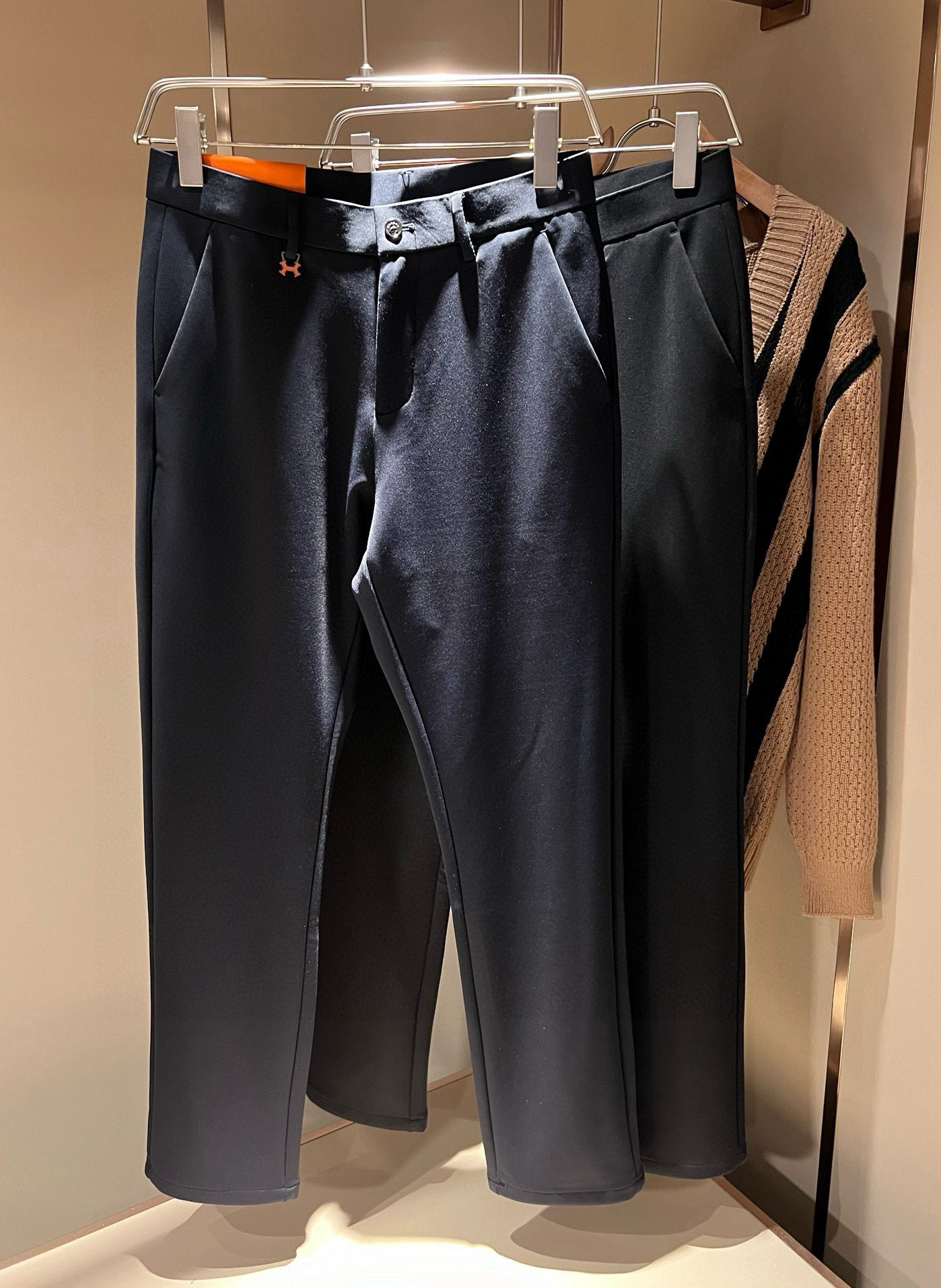 NO:547985,HERM*S AXS Autumn and Winter Men's High-end Casual Trousers Overseas Trading Company Channel Orders!  Men's business slim straight trousers!  Shanghai Henglong store is on sale!  It is high-end, simple, and has exquisite craftsmanship and materials. It is very rigorous and demanding in pursuit of quality. It uses every detail to prove its brand image!  The typical essence of H home, the very representative logo letter logo hardware design!  The brand image of H's home is perfectly explained, and the brand logo is also quite amazing. The fabric is perfectly transformed and sublimated. It has a heavy environmentally friendly plant enzyme washing process. The texture has a unique retro style and is quite outstanding. It is recognized as a universal and versatile color number and can withstand the test of any season.  Well-tailed, clean, refreshing and neat!  Size 30-40 37 39,,hermes,alexander wang19860909HERM*S爱*仕 秋冬男士高端休闲西裤 海外贸易公司渠道订单 ！男士商务修身直筒西裤！上海恒隆店在售！高级、简约,工艺和用料方面都颇为考究,对于品质的追求非常严谨和苛刻,用每一个细节来力证自身品牌形象！H家的典型精髓,极具代表性标志字母logo五金设计！将H家的品牌形象完美阐释出来,招牌亦颇为惊艳,构建出品牌LOGO,面料得到完美蜕变和升华,重磅环保植物酵素水洗工艺,肌理有着独特的复古风格,相当出彩,公认的万能百搭色号,经得住任何季节的考验配色！剪裁精良,干净清爽且利落！尺码30-40 37 39,,hermes,alexander wang,Men's clothing