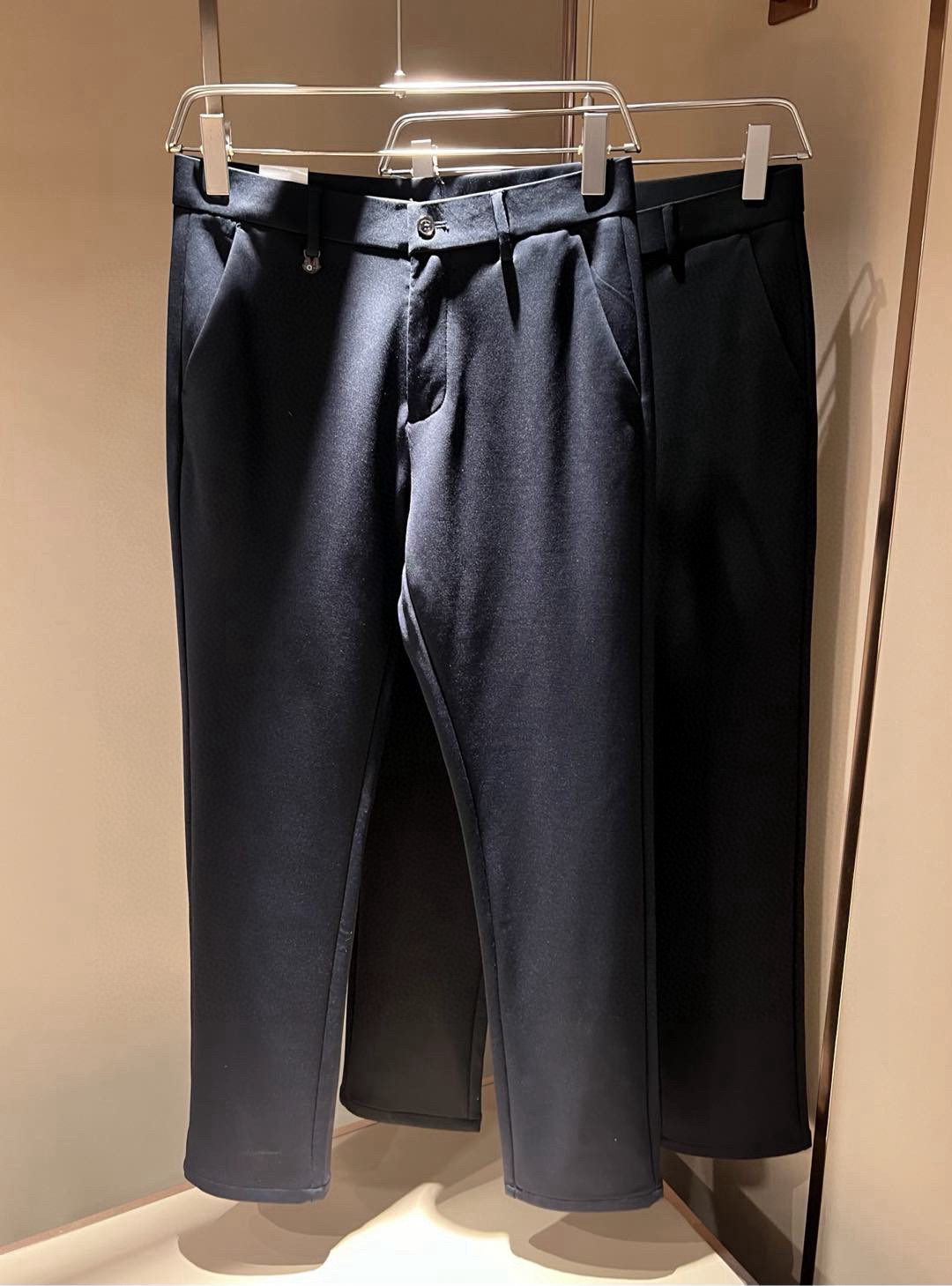 NO:547970,Moncl*rMon*kou autumn and winter latest trade order casual stretch spandex trousers!  Full quality!  !  Original logo hardware accessories design!  Customized exclusive stretch spandex fabric cut!  The upper body is comfortable and breathable, not stiff, and the overall three-dimensional feeling is rich and the quality is exported to meet the simple needs of commuters for dress. The upper body is very effective, it looks slim and does not picky about the figure. The fabric workmanship is impeccable. Only good craftsmanship can make you look good and tasteful. It is a must-have item for everyone!  Size 30-40 37 39,,alexander wang19860909Moncl*r蒙*口秋冬最新的贸易订单休闲弹力氨纶西裤！全品相！！原版logo五金辅料配件设计！定制专属弹力氨纶面料剪裁！上身舒适透气,不僵硬,整体有着丰富的立体感,品质出口订单,满足通勤人们对于着装的简约需求,上身效果很好,显瘦,不挑剔身材.面料做工....无可挑剔,好工艺好面料才能穿出好品味一款,人手必备单品！尺码30-40 37 39,,alexander wang,Men's clothing