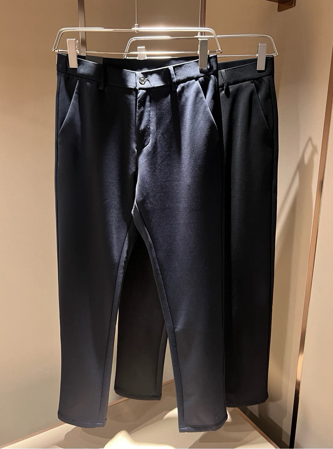 NO:547974,FEN*I FEN*Di autumn and winter new FD casual straight trousers!  Original Italian orders, popular FD family items, high-quality products with full representation and full of specifications, high-quality products that all FD fans are worth buying!  Pure Yidian channel orders, high-end and popular products from the FD family, very popular items at the moment, FD logo custom original logo hardware decoration!  It has a strong sense of trend, a high sense of grade and specification, and gives people a strong sense of visual impact and is highly recognizable. It has a top-quality peace fabric, creating an original four-sided stretch spandex fabric, which has a soft, delicate and comfortable touch, and is of high-end and classy quality!  Perfectly interprets the charm of the brand and leaves a deep impression. It is more fashionable and charming. It has simple, elegant and fashionable upper body, and is even more stressful for outfits!  Size 30-40 37 39,,fendi,dior,alexander wang19860909FEN*I 芬*迪秋冬新款FD休闲小直筒西裤！意大利原厂订单,FD家族人气单品,代表性十足,规格感十足的精品,所有FD粉丝都值得抢购的精品！纯正意代渠道订单,FD家族的高奢人气爆款产物,当下十分火爆的单品,FD标志log定制原版logo五金装饰！潮流气息感十足,档次规格感极高,给人的视觉冲击感相当强烈,有着极高的辨识度,顶级平安面料,打造原版四面弹力氨纶面料,触感柔软细腻舒适,品相相当高级有档次！完美诠释品牌魅力,给人留下深刻印象.更具时尚与韵味,上身简约大方时尚,对于穿搭更是毫无压力！尺码30-40 37 39,,fendi,dior,alexander wang,Men's clothing