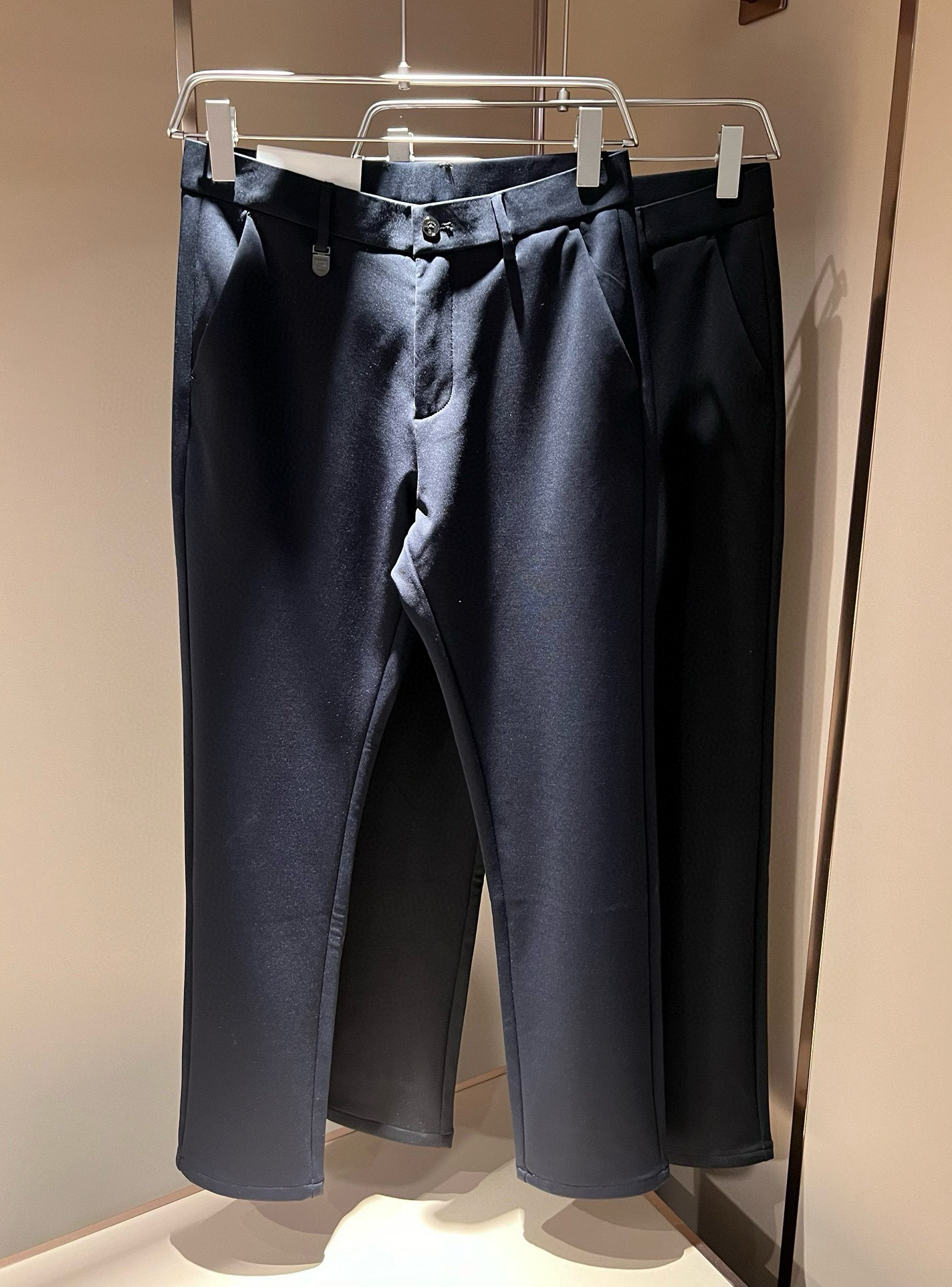 NO:547978,Ermenegildo Zeg*a's new autumn and winter men's casual trousers, the final channel product has appeared!  !  Simultaneous sales at the counter!  It is no exaggeration to say that these trousers are products from the original OEM channel, not bragging about the original OEM. They are completely products from the domestic garment OEM officially authorized by Ermenegildo Zegna!  Therefore, the quantity and size ratio are extremely scarce, so you will earn money if you grab it!  The best pants for fall and winter are officially revealed!  !  !  !  !  !  Zegna products have always been one of the must-have accessories for successful business people!  The brand's high-end style and powerful aura are not easily surpassed by everyone. No matter which season the style is, it is the standard of temperament!  However, the fabric style is between business casual and daily wear. Customized original hardware and logo accessories!  Only Ermenegildo Zegna, which specializes in men's business and casual wear, can design a pair of trousers that is so suitable for the general public!  Whether you are wearing it for casual occasions or business occasions, this style can be matched just right. If you want to wear it, you must wear it well and be able to wear it with your own taste!  Pants that give yourself unlimited bonus points!  Size 30-4037 39,,zegna,alexander wang19860909Ermenegildo Zeg*a杰*亚 秋冬新款男士休闲西裤,压轴的渠道货出现了！！柜台同步销售！ 毫不夸张的说,此款裤装是原厂代工渠道的货,并不是吹牛的原厂代工,完全是由杰尼亚官方授权的国内成衣代工厂出来的产品！所以数量跟尺码配比都极度紧缺,抢到就是赚到！秋冬最好的裤装正式揭幕！！！！！！Zegna的东西,从来都是成功商务人士的专属必备行头之一！品牌高级的格调以及自带强大的气场并不是所有人都能轻易凌驾的.无论哪季的款式都是都是气质标配！但是面料版型又介乎于商务休闲跟日常穿着之间,定制原版五金logo辅料配件！能将一款裤装设计到如此贴合大众穿着,也就只有专注于男装商务休闲的杰尼亚了！不论您是休闲场合穿搭,或者商务场合此款都能搭配的恰到好处要穿,就必须穿好的,能穿出属于自己品味的！给自己无限加分的裤子！尺码30-4037 39,,zegna,alexander wang,Men's clothing