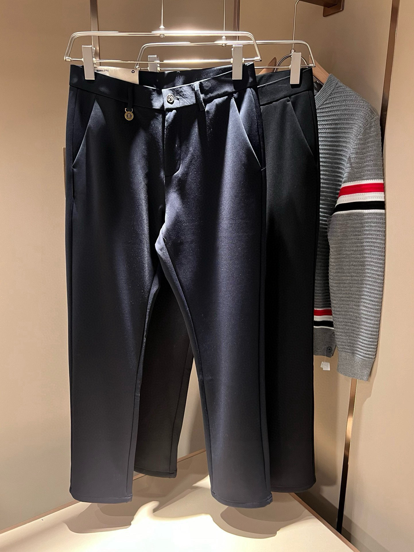 NO:540259,BURBER*Y Ba*li Men's casual trousers for autumn and winter, men's classic basic small straight pants, simple solid color and versatile hardware logo accessories, classic inner British style strips wrapped around the edge, obvious iconic, a must-have for wardrobe, on sale in the counter, full quality foreign trade order. It has a strong British style. It has long been synonymous with luxury, quality, innovation and eternal classics. Its windbreaker is famous all over the world as a brand logo. It has a traditional British design style, unique fabrics, generous and elegant. The drastic transformation design forms a continuous totem print, and the simple font replaces the classic Knight logo, completely subverting the original style. The counter model show series is very fashionable, a simple, refreshing, fashionable and versatile casual style, all super stylish, and it is also the most eye-catching dark horse this season, and it is also the most appropriate color, size 30-40  37 39, burberry,alexander wang19860909BURBER*Y巴*莉 秋冬男士休闲西裤,男士经典基础款小直筒裤 简洁纯色百搭款五金logo辅料配合 经典内里英伦风条包边,标志性明显,衣橱必备,专柜在售,全品相外贸订单.是具有浓厚英伦风格.长久以来成为奢华、品质、创新以及永恒经典的代名词,旗下的风衣作为品牌标识享誉全球.带有一股英国传统的设计风格,独特的布料、大方优雅为主.大刀阔斧的转型设计,组成连续图腾印花,简约的字体取代了经典的骑士标志,彻头彻尾地颠覆了原始风格. 专柜模特走秀系列,非常时尚一款简单清爽时尚百搭休闲款,都超级有型,更是本季让人眼前一亮的黑马,也是最应景的色彩,尺码30-40 37 39,,burberry,alexander wang,Men's clothing