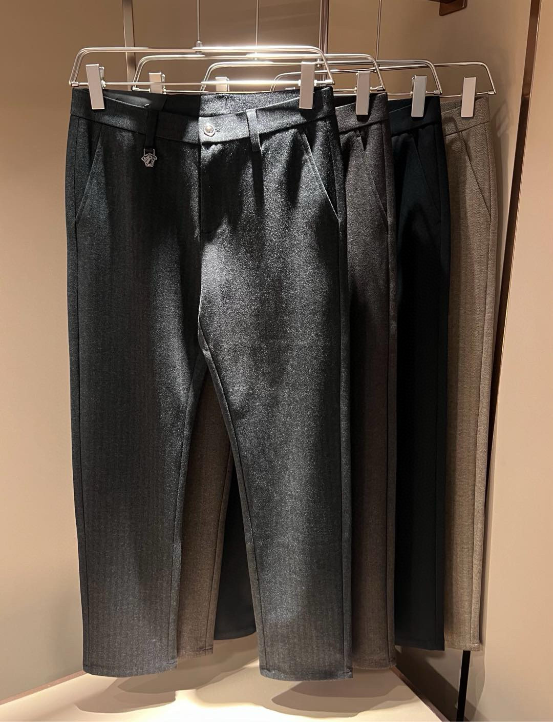 NO:540257,VERS*CE/Fan*zhe New fashion casual cashmere trousers in autumn and winter, custom original cashmere fabric!  Showing the natural draping feeling of trousers outlines the calmness and elegance. It is more comfortable to wear in daily life, and the anti-wrinkle fabric shows natural elegance, adding a casual and fashionable feeling to the overall look!  Elegance may be everywhere, but it always meets us unexpectedly. Men's elegance can also be strange and difficult to touch that subverts imagination. It is compatible and full of surprise highlights, hardware logo accessories design!  Break the tailoring and design of traditional men's trousers and undertake the perfect match of the four seasons. Full details. Size 30-40, versace, alexander wang19860909VERS*CE/范*哲 秋冬新款时尚休闲羊绒西裤,定制原版羊绒面料！展现西裤自然垂坠感勾勒出自若与儒雅.日常穿着更加舒适,抗皱面料展现天生优雅,令整体造型增添随性时尚感！优雅或许无处不在,却总在不经意间与我们不期而遇,男士优雅也可以是颠覆想象的古怪又难以触摸.兼容并蓄,充满惊喜的亮点展现,五金logo辅料设计！打破传统男士西裤的剪裁和设计,承接四季的完美搭配 细节满分 尺码30-40,,versace,alexander wang,Men's clothing