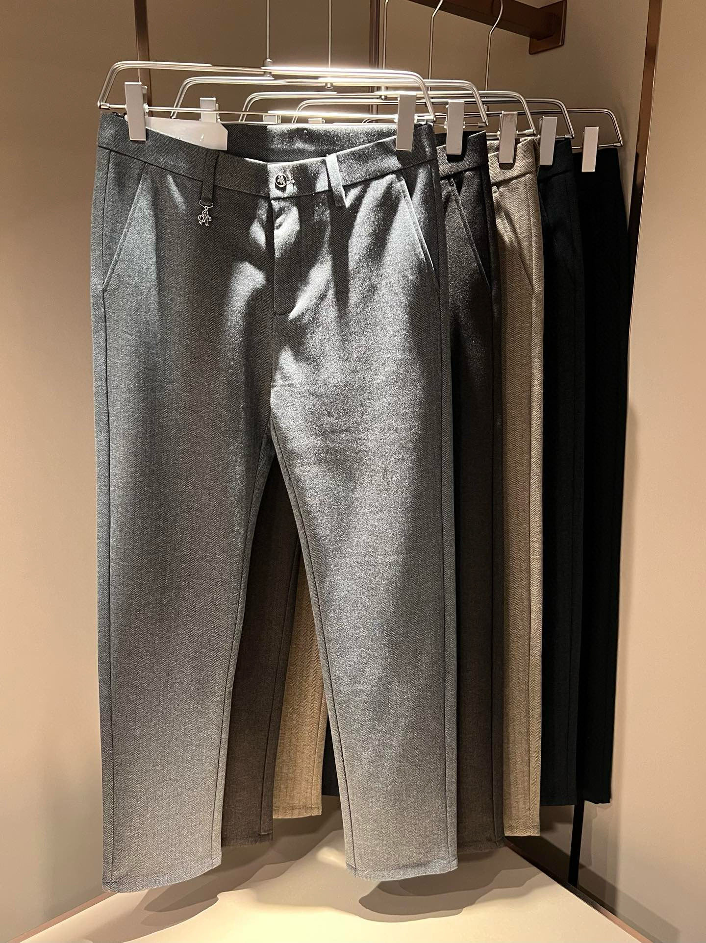 NO:540262,PRA*DA New autumn and winter cashmere trousers, classic business casual basic trousers for men!  Trading companies have sparse channels and are on sale on the leading official website!  A pair of pants with both design value and practical wearability are both online, taking into account the sense of fashion, and it is undoubtedly the best item for P this year!  Customized original cashmere fabric!  Getting the physical product will definitely give you the desire to repurchase unlimitedly!  The basic suit pants style and the right cutting process are excellent inclusive for the body. They can well modify the leg shape and visually make your legs look longer and straighter, adding a lot to your appearance and aura!  Customized YKK metal zippers, customized original logo hardware accessories for customization!  The iconic classic marking hardware badge patches on the back are self-evident, and the recognition and luxury are self-evident, and the sense of identity is low-key!  The autumn and winter pants are all classic and versatile, and you can easily deal with business and leisure, and you can't find any reason to not buy them!  Size 30-40 37 39,,prada,business suit,alexander wang19860909PRA*DA 普*达 秋冬新款羊绒西裤,男士经典商务休闲基础长裤西裤！贸易公司渠道稀出,领先官网发售！设计值与实穿性均在线的一款裤装,兼顾时尚感的同时,绝对算得上是今年P家最佳单品无疑！定制原版羊绒面料！实物到手绝对会让你有无限回购的渴望！基础的西装裤版型,恰到好处的裁剪工艺,对于身材包容性极好,能够很好的修饰腿型,在视觉上显腿长显腿直,为你的颜值与气场加分不少！客供定制YKK金属拉链,定制原版logo五金辅料修饰！后幅标志性经典标五金徽章贴饰,其辨识度与奢华感不言而喻,低调中不失身份感！的秋冬神裤,百搭基础的经典,商务休闲皆可轻松应对,根本找不到不入手的理由！尺码30-40 37 39,,prada,business suit,alexander wang,Men's clothing