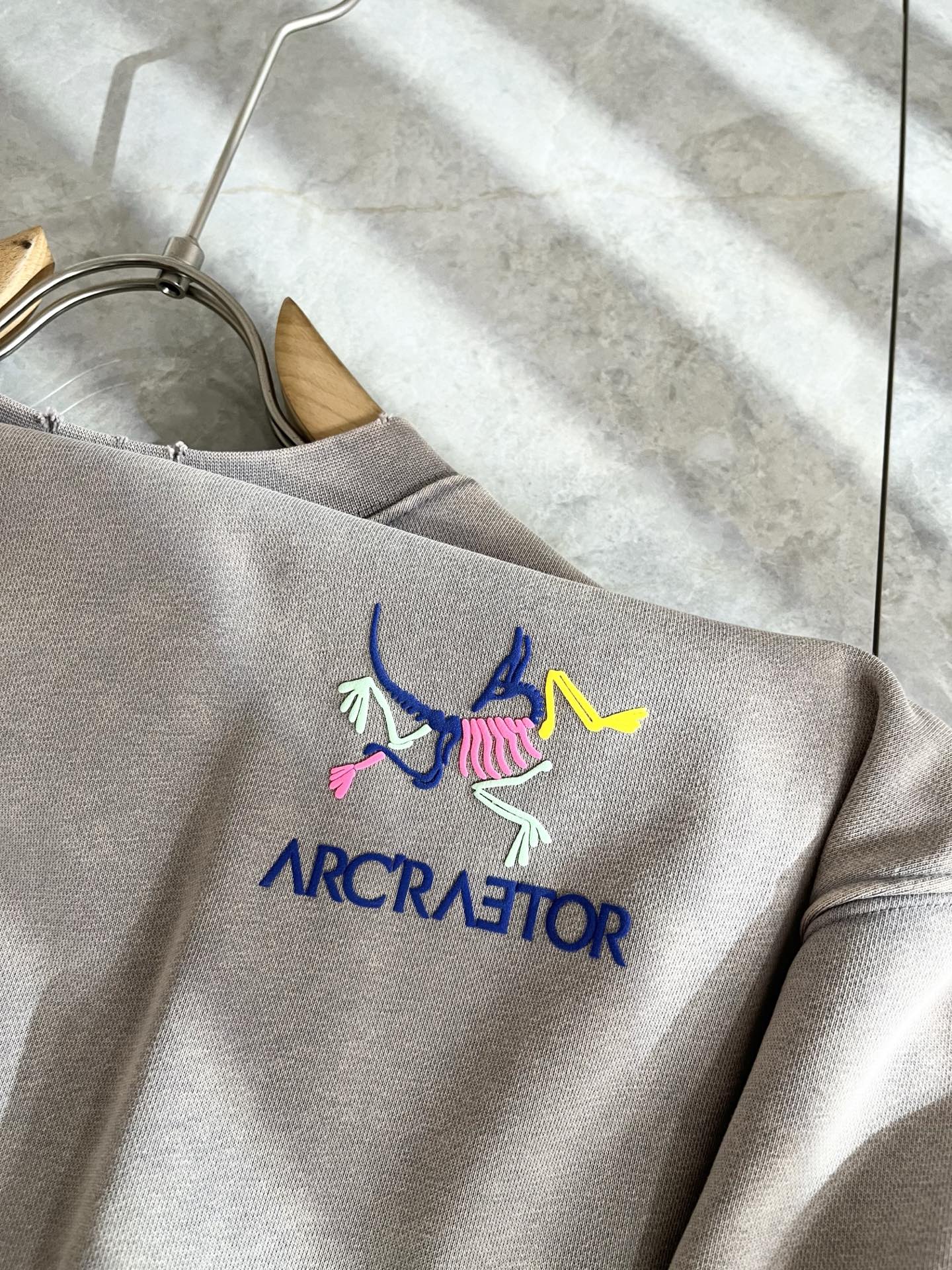 P265 ARCTER*X始*祖鸟 2025秋冬新款男女同款👫休闲卫衣，户外品牌可能大家第一想到的就是加拿大鹅、始祖鸟。给人一种标签试的感觉！除了在款式设计上颇有造诣之外，最明显或者说最为拿手的，应该就是在面料上的拥有更深独特见解跟造诣了。通过不断地结构研究和问题处理，在以面料独特研究为特征，仅凭这些就已经足以支撑其成为服装制造行业中，首屈可数的新标志品牌形象。此款采用纯棉材质！通过精工混纺纯棉之后的面料，手感细滑柔软，同时兼具自然美感跟舒适度。大身上版型裁剪简洁干净，面料上显现出了不一样朦胧的结构性美感来。独家开模定制而成，面料及其考验工人的技术，能做到平整服帖又不起皱！前后logo图案压胶设计！真的是很考验每位师傅的手工制作！使得整体干净利索，不留一丝线头。现在对于生活有所追求的男性也在生活中更为精致！尺码：S-2XL