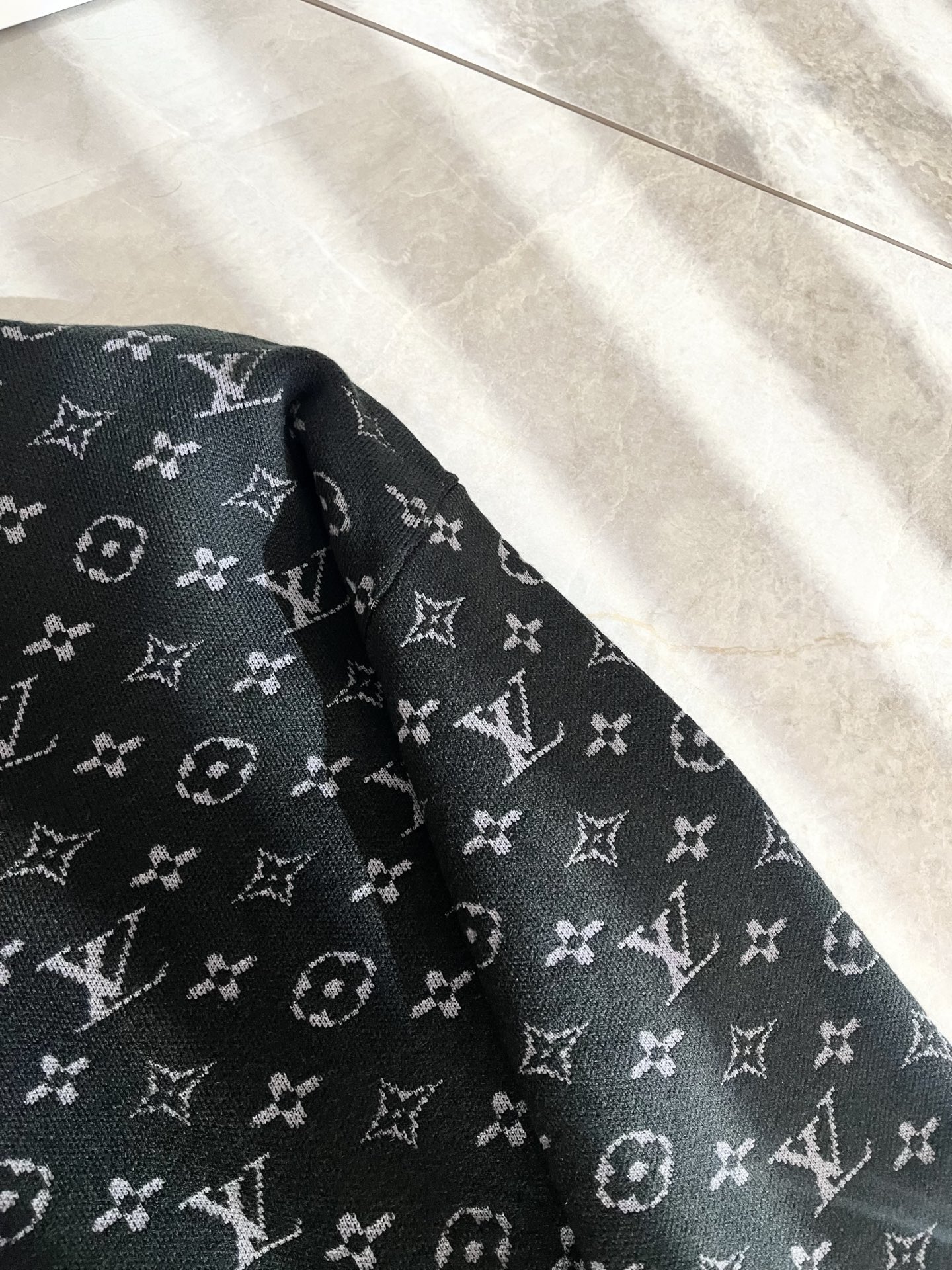 P240 Louis Vuit*on 2025秋冬路易家族轻奢Monogram钩织针织羊毛衫!男女同款👫装饰! 路易家族的新高端,细节品质永远的那么完美无瑕,创意设计层出不穷。今年秋冬季节没有入手几件路易你算不上时尚达人。Monogram钩织图案设计!实属人见人爱的东西。顶级羊毛混纺打造,超级柔软且具有韧性,透气感也是绝佳。来自世界级贸易级别的代工厂渠道,数量极其稀少售完无补。“驴牌”每年都会出的老花单品,立体Logo呈现不一般的质感,干净俐落。这是路易家族的看家绝活也是本季度的最新工艺。细致化程度已经达到顶端了,修身立体剪裁的版型设计堪称一绝。属于奢华与时尚的融合!尺码:M-3XL