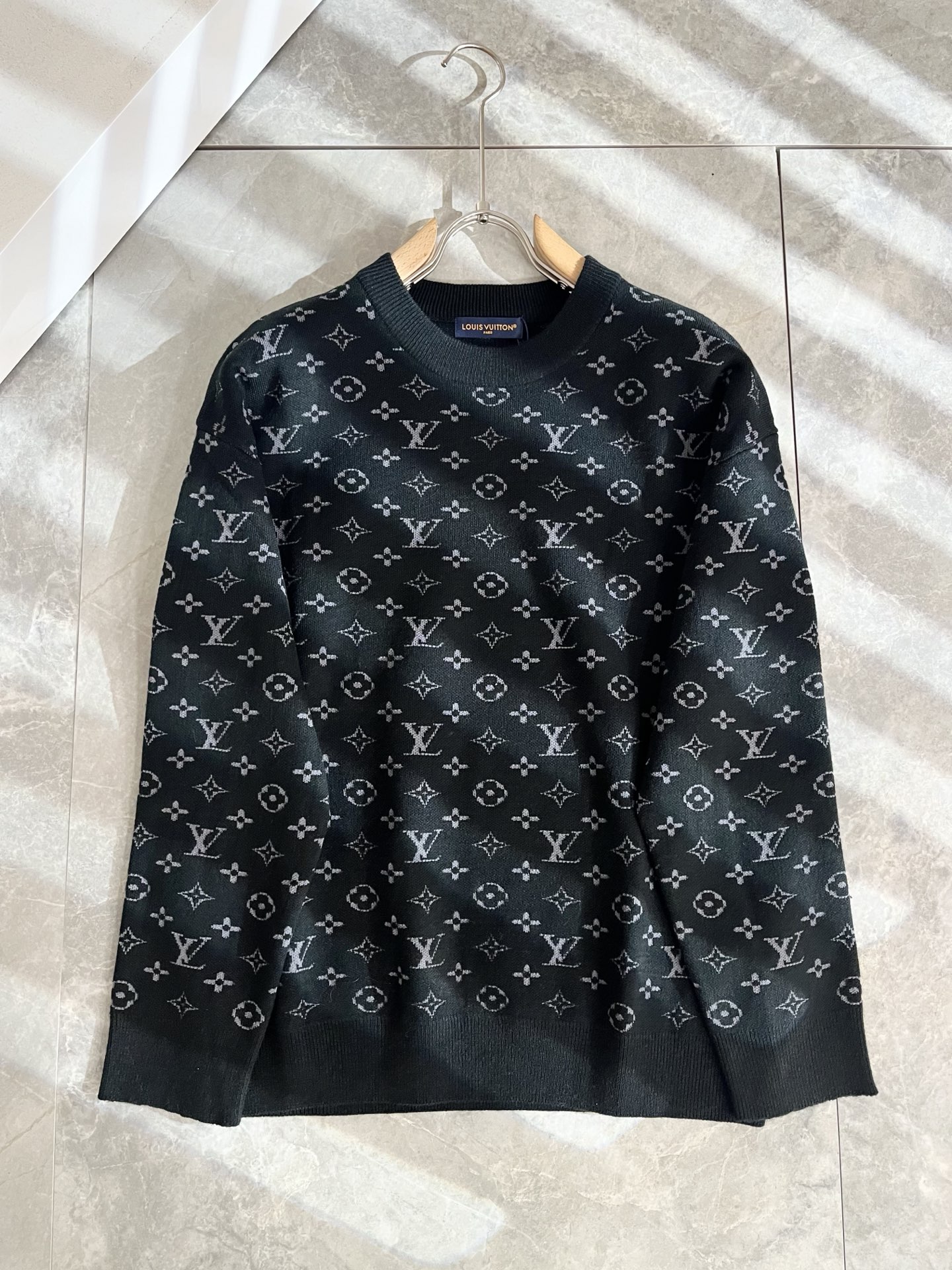 P240 Louis Vuit*on 2025秋冬路易家族轻奢Monogram钩织针织羊毛衫!男女同款👫装饰! 路易家族的新高端,细节品质永远的那么完美无瑕,创意设计层出不穷。今年秋冬季节没有入手几件路易你算不上时尚达人。Monogram钩织图案设计!实属人见人爱的东西。顶级羊毛混纺打造,超级柔软且具有韧性,透气感也是绝佳。来自世界级贸易级别的代工厂渠道,数量极其稀少售完无补。“驴牌”每年都会出的老花单品,立体Logo呈现不一般的质感,干净俐落。这是路易家族的看家绝活也是本季度的最新工艺。细致化程度已经达到顶端了,修身立体剪裁的版型设计堪称一绝。属于奢华与时尚的融合!尺码:M-3XL