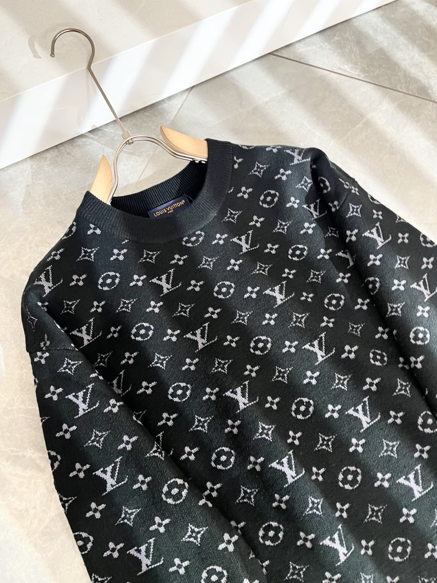 P240 Louis Vuit*on 2025秋冬路易家族轻奢Monogram钩织针织羊毛衫!男女同款👫装饰! 路易家族的新高端,细节品质永远的那么完美无瑕,创意设计层出不穷。今年秋冬季节没有入手几件路易你算不上时尚达人。Monogram钩织图案设计!实属人见人爱的东西。顶级羊毛混纺打造,超级柔软且具有韧性,透气感也是绝佳。来自世界级贸易级别的代工厂渠道,数量极其稀少售完无补。“驴牌”每年都会出的老花单品,立体Logo呈现不一般的质感,干净俐落。这是路易家族的看家绝活也是本季度的最新工艺。细致化程度已经达到顶端了,修身立体剪裁的版型设计堪称一绝。属于奢华与时尚的融合!尺码:M-3XL