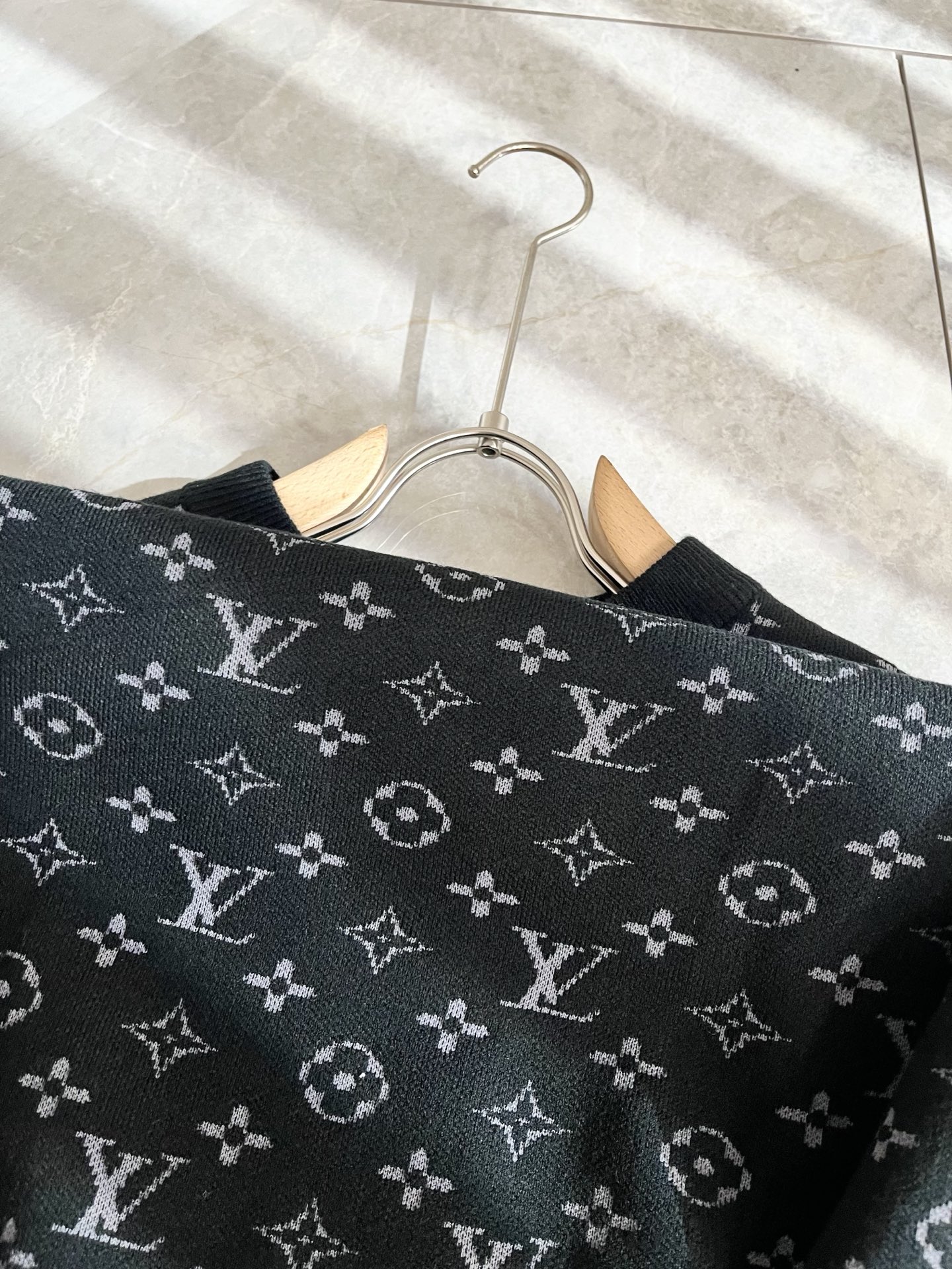 P240 Louis Vuit*on 2025秋冬路易家族轻奢Monogram钩织针织羊毛衫!男女同款👫装饰! 路易家族的新高端,细节品质永远的那么完美无瑕,创意设计层出不穷。今年秋冬季节没有入手几件路易你算不上时尚达人。Monogram钩织图案设计!实属人见人爱的东西。顶级羊毛混纺打造,超级柔软且具有韧性,透气感也是绝佳。来自世界级贸易级别的代工厂渠道,数量极其稀少售完无补。“驴牌”每年都会出的老花单品,立体Logo呈现不一般的质感,干净俐落。这是路易家族的看家绝活也是本季度的最新工艺。细致化程度已经达到顶端了,修身立体剪裁的版型设计堪称一绝。属于奢华与时尚的融合!尺码:M-3XL