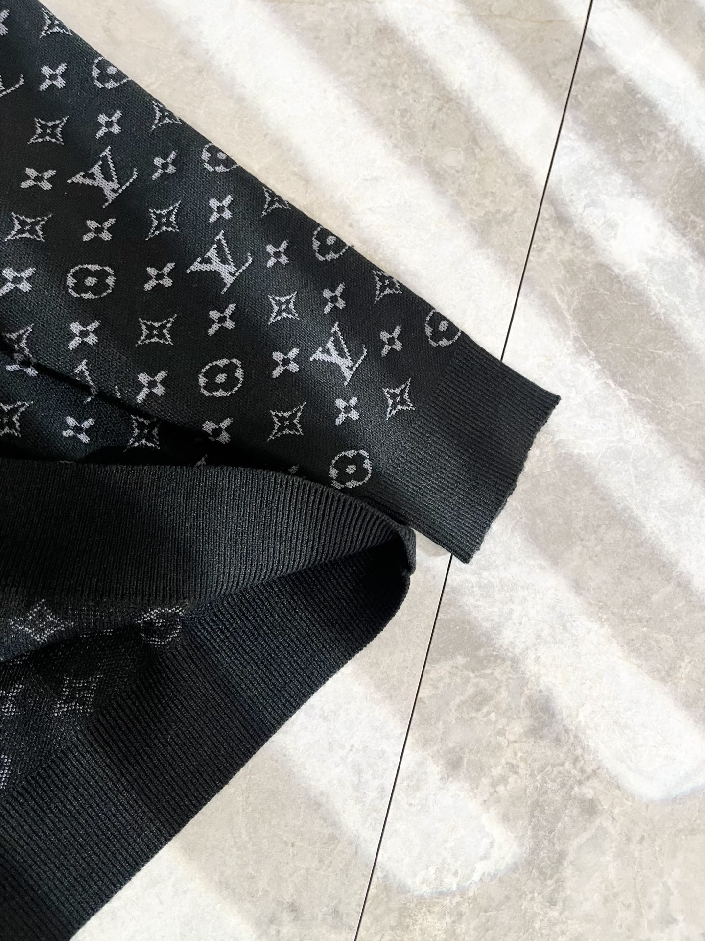 P240 Louis Vuit*on 2025秋冬路易家族轻奢Monogram钩织针织羊毛衫!男女同款👫装饰! 路易家族的新高端,细节品质永远的那么完美无瑕,创意设计层出不穷。今年秋冬季节没有入手几件路易你算不上时尚达人。Monogram钩织图案设计!实属人见人爱的东西。顶级羊毛混纺打造,超级柔软且具有韧性,透气感也是绝佳。来自世界级贸易级别的代工厂渠道,数量极其稀少售完无补。“驴牌”每年都会出的老花单品,立体Logo呈现不一般的质感,干净俐落。这是路易家族的看家绝活也是本季度的最新工艺。细致化程度已经达到顶端了,修身立体剪裁的版型设计堪称一绝。属于奢华与时尚的融合!尺码:M-3XL