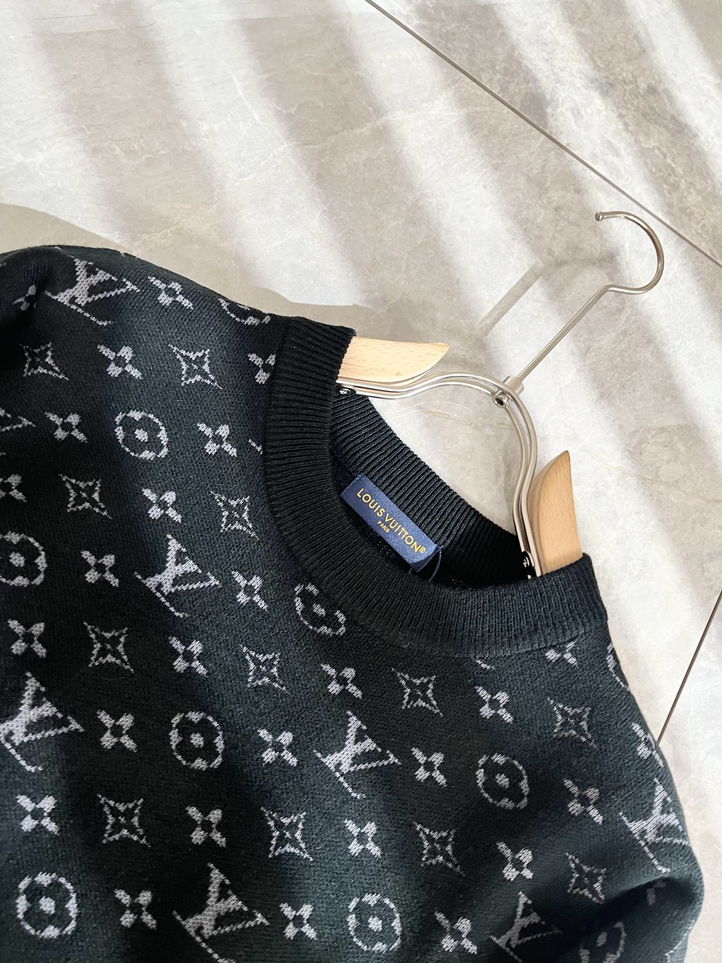 P240 Louis Vuit*on 2025秋冬路易家族轻奢Monogram钩织针织羊毛衫!男女同款👫装饰! 路易家族的新高端,细节品质永远的那么完美无瑕,创意设计层出不穷。今年秋冬季节没有入手几件路易你算不上时尚达人。Monogram钩织图案设计!实属人见人爱的东西。顶级羊毛混纺打造,超级柔软且具有韧性,透气感也是绝佳。来自世界级贸易级别的代工厂渠道,数量极其稀少售完无补。“驴牌”每年都会出的老花单品,立体Logo呈现不一般的质感,干净俐落。这是路易家族的看家绝活也是本季度的最新工艺。细致化程度已经达到顶端了,修身立体剪裁的版型设计堪称一绝。属于奢华与时尚的融合!尺码:M-3XL