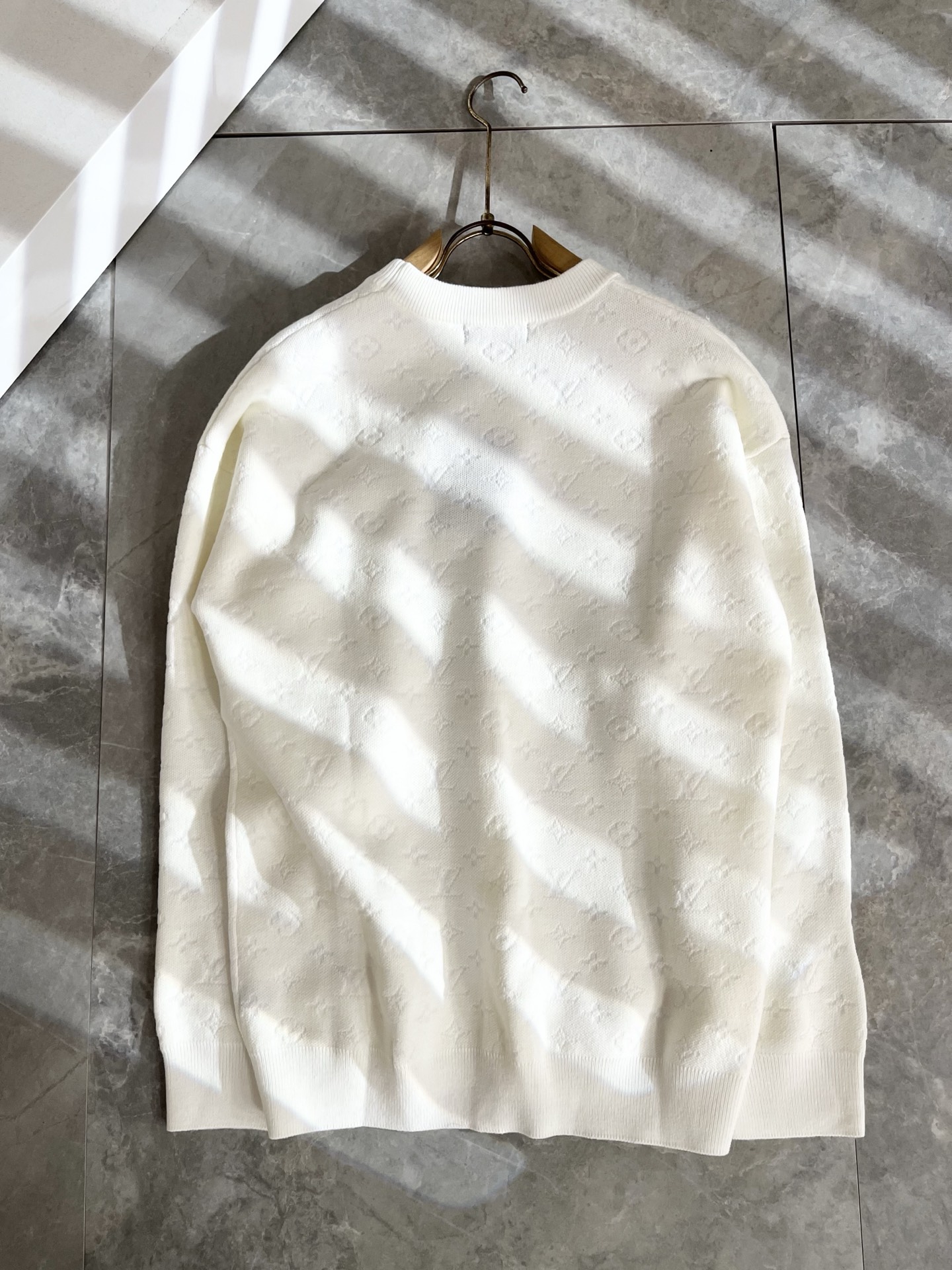 P240 Louis Vuit*on 2025秋冬路易家族轻奢Monogram钩织针织羊毛衫！男女同款👫装饰！ 路易家族的新高端，细节品质永远的那么完美无瑕，创意设计层出不穷。今年秋冬季节没有入手几件路易你算不上时尚达人。Monogram钩织图案设计！实属人见人爱的东西。顶级羊毛混纺打造，超级柔软且具有韧性，透气感也是绝佳。来自世界级贸易级别的代工厂渠道，数量极其稀少售完无补。“驴牌”每年都会出的老花单品，立体Logo呈现不一般的质感，干净俐落。这是路易家族的看家绝活也是本季度的最新工艺。细致化程度已经达到顶端了，修身立体剪裁的版型设计堪称一绝。属于奢华与时尚的融合！尺码：M-3XL