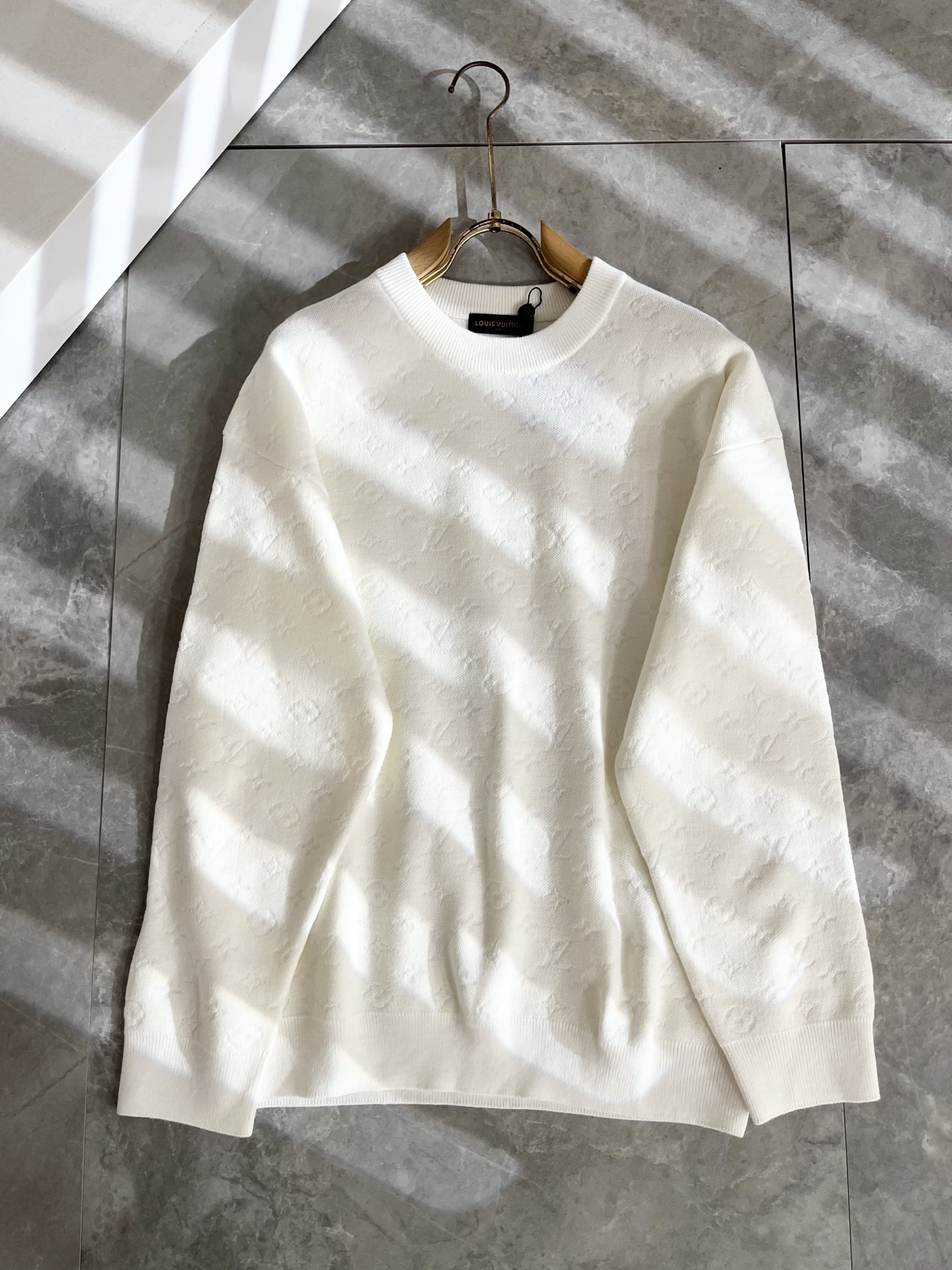 P240 Louis Vuit*on 2025秋冬路易家族轻奢Monogram钩织针织羊毛衫！男女同款👫装饰！ 路易家族的新高端，细节品质永远的那么完美无瑕，创意设计层出不穷。今年秋冬季节没有入手几件路易你算不上时尚达人。Monogram钩织图案设计！实属人见人爱的东西。顶级羊毛混纺打造，超级柔软且具有韧性，透气感也是绝佳。来自世界级贸易级别的代工厂渠道，数量极其稀少售完无补。“驴牌”每年都会出的老花单品，立体Logo呈现不一般的质感，干净俐落。这是路易家族的看家绝活也是本季度的最新工艺。细致化程度已经达到顶端了，修身立体剪裁的版型设计堪称一绝。属于奢华与时尚的融合！尺码：M-3XL