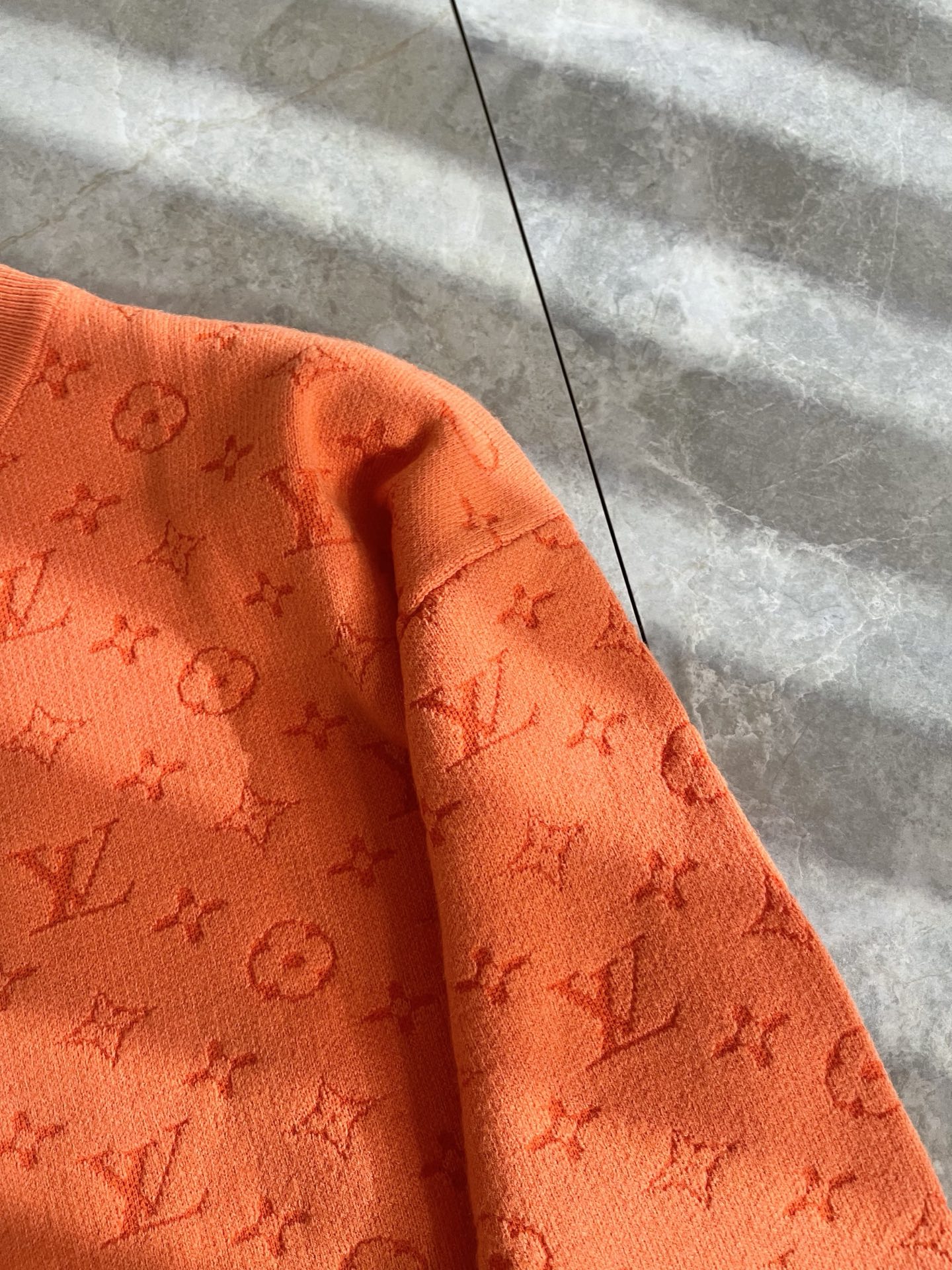 P240 Louis Vuit*on 2025秋冬路易家族轻奢Monogram钩织针织羊毛衫！男女同款👫装饰！ 路易家族的新高端，细节品质永远的那么完美无瑕，创意设计层出不穷。今年秋冬季节没有入手几件路易你算不上时尚达人。Monogram钩织图案设计！实属人见人爱的东西。顶级羊毛混纺打造，超级柔软且具有韧性，透气感也是绝佳。来自世界级贸易级别的代工厂渠道，数量极其稀少售完无补。“驴牌”每年都会出的老花单品，立体Logo呈现不一般的质感，干净俐落。这是路易家族的看家绝活也是本季度的最新工艺。细致化程度已经达到顶端了，修身立体剪裁的版型设计堪称一绝。属于奢华与时尚的融合！尺码：M-3XL