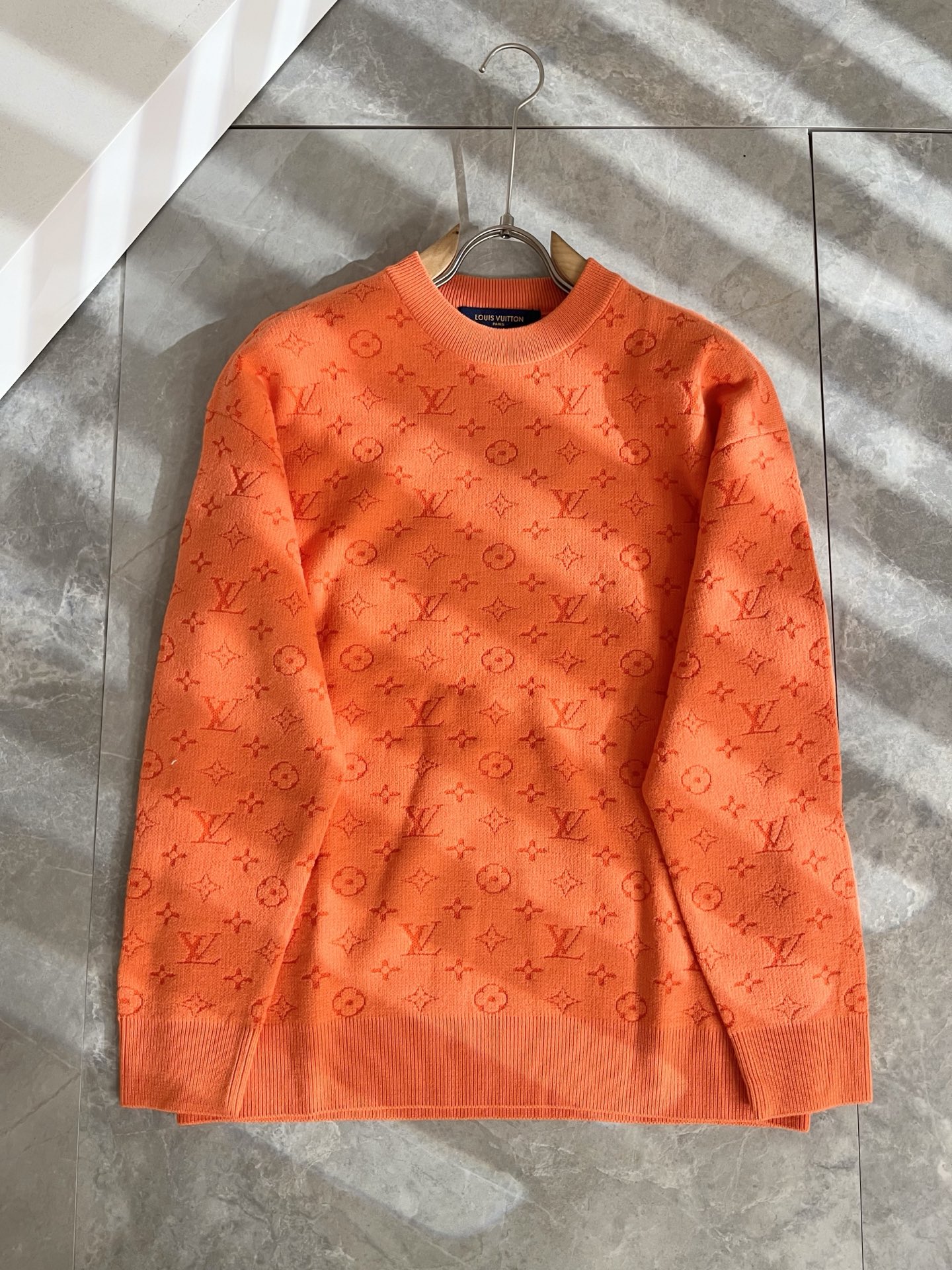 P240 Louis Vuit*on 2025秋冬路易家族轻奢Monogram钩织针织羊毛衫！男女同款👫装饰！ 路易家族的新高端，细节品质永远的那么完美无瑕，创意设计层出不穷。今年秋冬季节没有入手几件路易你算不上时尚达人。Monogram钩织图案设计！实属人见人爱的东西。顶级羊毛混纺打造，超级柔软且具有韧性，透气感也是绝佳。来自世界级贸易级别的代工厂渠道，数量极其稀少售完无补。“驴牌”每年都会出的老花单品，立体Logo呈现不一般的质感，干净俐落。这是路易家族的看家绝活也是本季度的最新工艺。细致化程度已经达到顶端了，修身立体剪裁的版型设计堪称一绝。属于奢华与时尚的融合！尺码：M-3XL