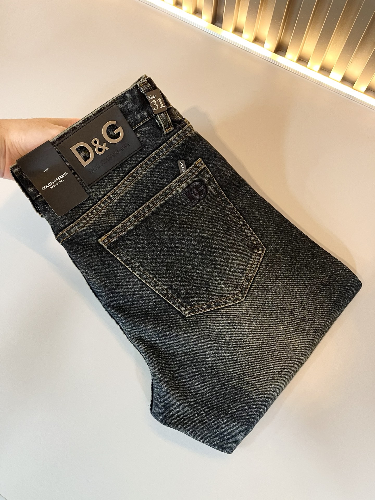 NO:571784,Dolce & Dolce&GABB*NA 2025 new autumn and winter jeans, washed naturally, not easy to deform and fade, three-dimensional tailoring, perfect shaping fabric, comfortable, soft and casual to match, comfort represents its interpretation of fashion and leisure, DG's consistent style, details reflect the brand's pursuit of quality, a bit of a hedonist, pays great attention to details, likes everything that is not formulaic, pursues freedom Dolce & Gabbana (DOLCE&GABB*NA)  His style is very unique. At the beginning of his business, he insisted on making his own plates and designing logos and waistband designs!  It was quite unique for the fashion world that was very particular about ostentation at that time. Sizes 29-40, Dolce&Gabbana, Dolce&Gabbana, jeans, alexander wang19860909Dolce & 杜嘉*纳 2025秋冬新品牛仔裤,水洗处理自然不易变形脱色、立体剪裁完美塑形面料质舒适柔软随意搭配、舒适代表它对时尚休闲的诠释是DG一贯作风细节处体现这个品牌对品质的追求,带点享乐主义者的味道,非常注重细节,喜欢一切非公式化的东西,追求自由杜嘉班纳 (DOLCE&GABB*NA) 的作风非常独特,创业之初坚持自己制版、设计标识logo腰牌设计！对于当时讲究排场的时装界,是相当独树一格的.尺码29-40,,Dolce&Gabbana,Dolce&Gabbana,jeans,alexander wang,Men's clothing