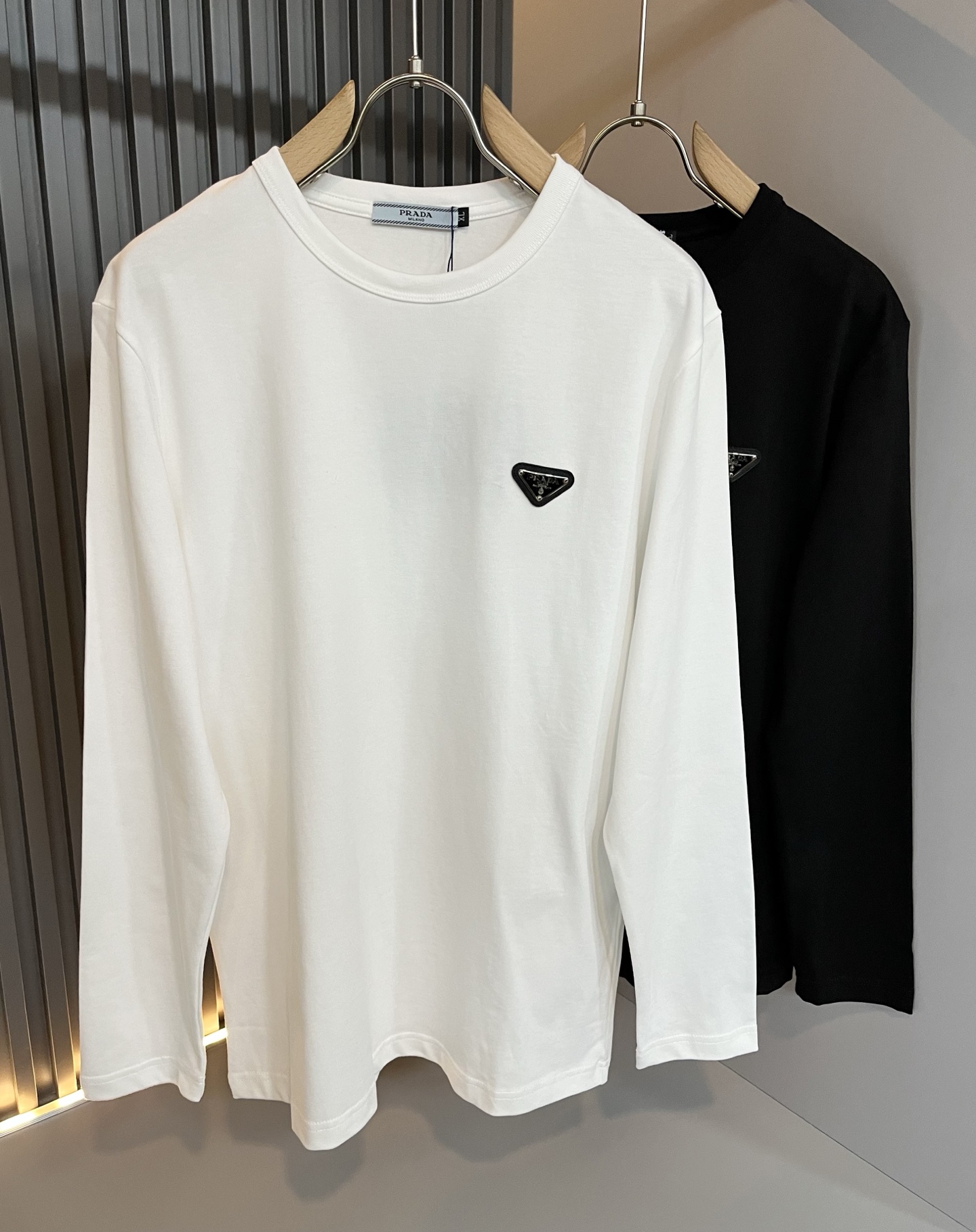 NO:550768,Prad*Pu*da 2025 autumn and winter new classic elements long-sleeved base shirt, classic and elegant style, the kind that can be worn for ten years, you must collect a few pieces, and you must collect the rare and exquisite style!  A good taste!  It is important to no matter which season it is, it cannot avoid 100% imported top-grade pure cotton fabric!  Fine weaving!  solid!  One of the best cottons recognized in the world!  The texture is perfect! Chest logo hardware design!  Perfectly enrich everyone's visual sense!  Make you feel clean and neat!  Fashionable and beautiful!  !  Only by wearing Prada's short-sleeved shirt can you know what is worth it!  PRADA has always been a quality life pursued by European aristocrats and upper class scholars. This simple and casual versatile T-shirt is a personal luxury item with fashionable colors. Luxury materials and rigorous craftsmanship are the main tools for PRADA to attract fans. The flat and stylish round neck is warm, comfortable and easy to wear, with its own tone and handsome, and it is truly a world-class style!  The brand's design details are very exquisite, the upper body is light and stylish, and you have to buy the latest T-shirt every season. Faced with this consumable, it will save you the trouble of going out and outfitting. There are many letter T-shirts on the market, but this one is still rare to see. The streamlined tailoring and a light casual and artistic temperament give you enough spring to arrange the surface. Every person who pursues fashion, you might as well try it on the upper body!  Size M-4XL, prada, prada, T-shirt,tees, t-shirt,alexander wang19860909Prad*普*达 2025秋冬季新款经典元素长袖打底衫,经典大方的款式,可以穿十年都还是流行的那种,你一定要收藏几件,难得精致极致的款,你一定要收！好品味的一件！重要到哪个季节都绕不开它百分百进口顶级纯棉面料！织法精细！结实！世界公认最好的棉之一！手感质感都极完美! 胸口logo五金设计！完美的丰富大家的视觉感！让你感觉干净利落！时尚又好看！！穿上普拉达的这款短袖,才知道什么是人间太值得！PRADA一直都是欧洲贵族和上流社会雅士追求的品质生活这款简易休闲百搭T恤更是穿出个人奢侈的单品色彩时尚 奢侈的材质和严谨的工艺是PRADA圈粉的主要利器平整有型的圆领,版型温暖舒适好穿又好搭,自带腔调和帅气,真正的一款打天下！品牌的设计细节十分考究,上身轻便有型,每季都要入手最新的T恤,面对这种消耗品,直接省了你出门穿搭的烦恼,市面上的字母T恤有很多,但这款还很难得一见了,信手拈来的流线剪裁,淡淡的休闲文艺气质,给足春日的排面,每个对时髦度有追求的你,都不妨上身一试！尺码M-4XL,,prada,prada,T-shirt,tees，t-shirt,alexander wang,Men's clothing