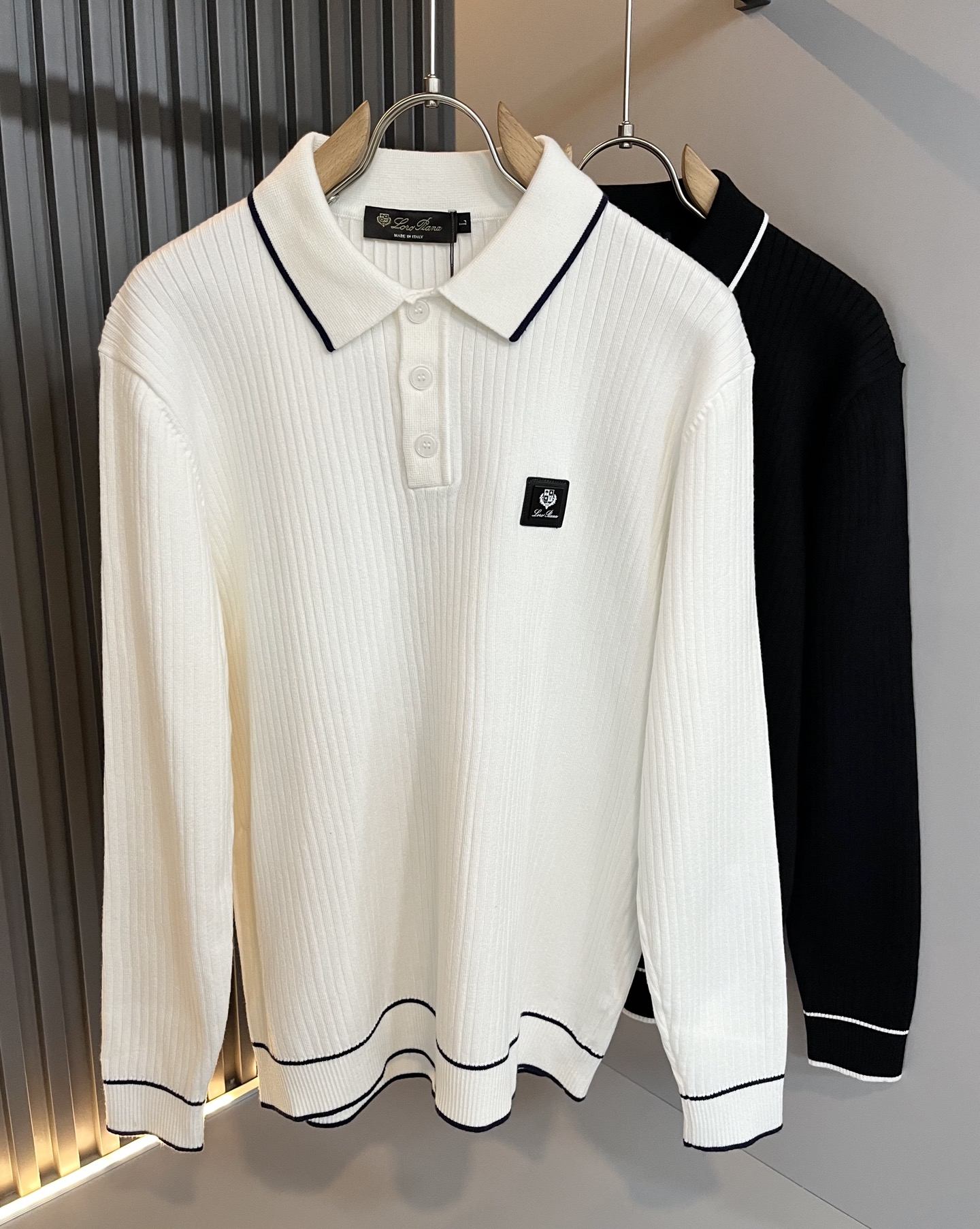 NO:550776,Loro Piana Nouyou Pianya The latest trade order knitted wool sweater for men in 2025, all the quality!  !  The upper body is comfortable and breathable, not stiff, and the overall body has a rich three-dimensional feeling, quality export orders, and chest logo pattern badge design!  Customized exclusive knitted wool fabric tailoring to meet the simple needs of commuters for dressing. The upper body is very effective, it looks slim and does not picky about the body. The fabric workmanship is impeccable. Only good craftsmanship and good fabrics can make you feel good. It is a must-have item for everyone!  Size M-4XL, loro piana, alexander wang19860909Loro Piana诺悠翩雅 2025秋冬男士最新的贸易订单针织羊毛衫,全品相！！上身舒适透气,不僵硬,整体有着丰富的立体感,品质出口订单,胸前logo图案徽章设计！定制专属针织羊毛面料剪裁,满足通勤人们对于着装的简约需求,上身效果很好,显瘦,不挑剔身材.面料做工....无可挑剔,好工艺好面料才能穿出好品味一款,人手必备单品！尺码M-4XL,,loro piana,alexander wang,Men's clothing