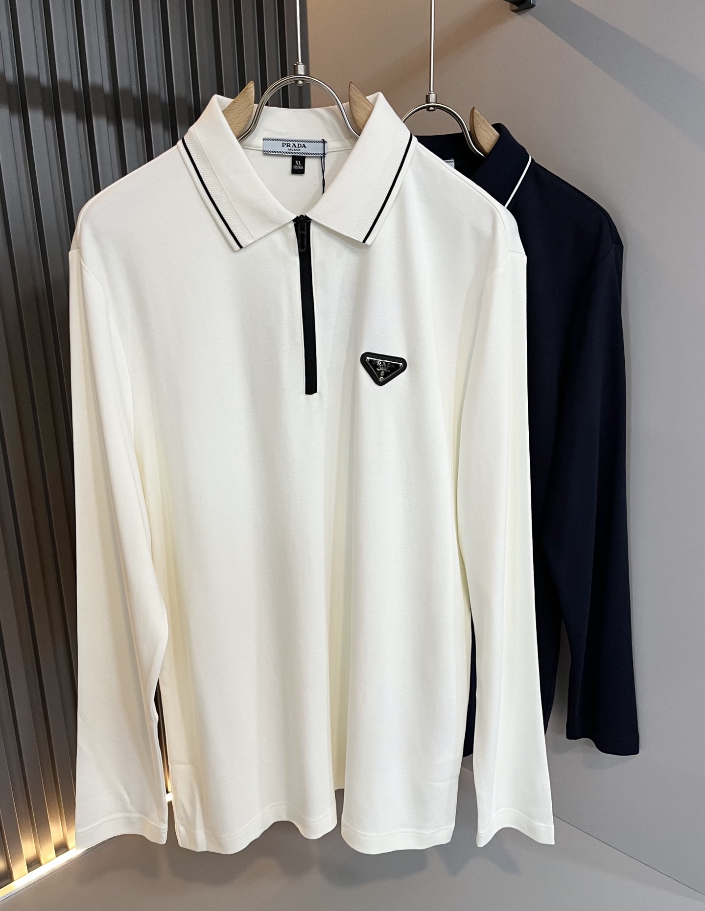 NO:550779,Prad*Pu*da 2025 autumn and winter new classic elements long-sleeved Polo shirt, a classic and elegant style, the kind that can be worn for ten years, you must collect a few pieces, and you must collect the rare and exquisite style!  A good taste!  It is 100% imported top-grade elastic spandex fabric in any season!  Fine weaving!  solid!  One of the best cottons recognized in the world!  The texture is perfect! Chest logo hardware design!  Perfectly enrich everyone's visual sense!  Make you feel clean and neat!  Fashionable and beautiful!  !  Only by wearing Prada's short-sleeved shirt can you know what is worth it!  PRADA has always been a quality life pursued by European aristocrats and upper class scholars. This simple and casual versatile T-shirt is a personal luxury item with fashionable colors. Luxury materials and rigorous craftsmanship are the main tools for PRADA to attract fans. The flat and stylish round neck is warm, comfortable and easy to wear, with its own tone and handsome, and it is truly a world-class style!  The brand's design details are very exquisite, the upper body is light and stylish, and you have to buy the latest T-shirt every season. Faced with this consumable, it will save you the trouble of going out and outfitting. There are many letter T-shirts on the market, but this one is still rare to see. The streamlined tailoring and a light casual and artistic temperament give you enough spring to arrange the surface. Every person who pursues fashion, you might as well try it on the upper body!  Size M-4XL, prada, prada, T-shirt,tees, t-shirt,alexander wang19860909Prad*普*达 2025秋冬季新款经典元素长袖Polo衫,经典大方的款式,可以穿十年都还是流行的那种,你一定要收藏几件,难得精致极致的款,你一定要收！好品味的一件！重要到哪个季节都绕不开它百分百进口顶级弹力氨纶面料！织法精细！结实！世界公认最好的棉之一！手感质感都极完美! 胸口logo五金设计！完美的丰富大家的视觉感！让你感觉干净利落！时尚又好看！！穿上普拉达的这款短袖,才知道什么是人间太值得！PRADA一直都是欧洲贵族和上流社会雅士追求的品质生活这款简易休闲百搭T恤更是穿出个人奢侈的单品色彩时尚 奢侈的材质和严谨的工艺是PRADA圈粉的主要利器平整有型的圆领,版型温暖舒适好穿又好搭,自带腔调和帅气,真正的一款打天下！品牌的设计细节十分考究,上身轻便有型,每季都要入手最新的T恤,面对这种消耗品,直接省了你出门穿搭的烦恼,市面上的字母T恤有很多,但这款还很难得一见了,信手拈来的流线剪裁,淡淡的休闲文艺气质,给足春日的排面,每个对时髦度有追求的你,都不妨上身一试！尺码M-4XL,,prada,prada,T-shirt,tees，t-shirt,alexander wang,Men's clothing